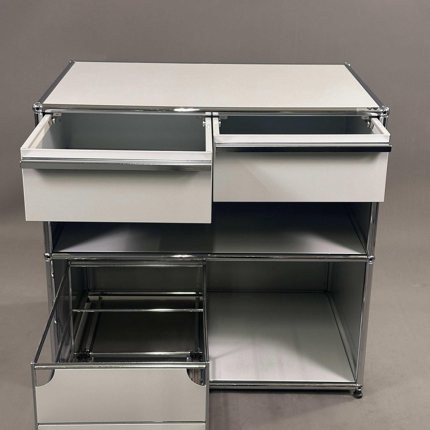 USM Haller Sideboard 1x2 lichtgrau mit zwei Schubladen und ausziehbarem Hängeregistereinsatz, 74x78x53 cm