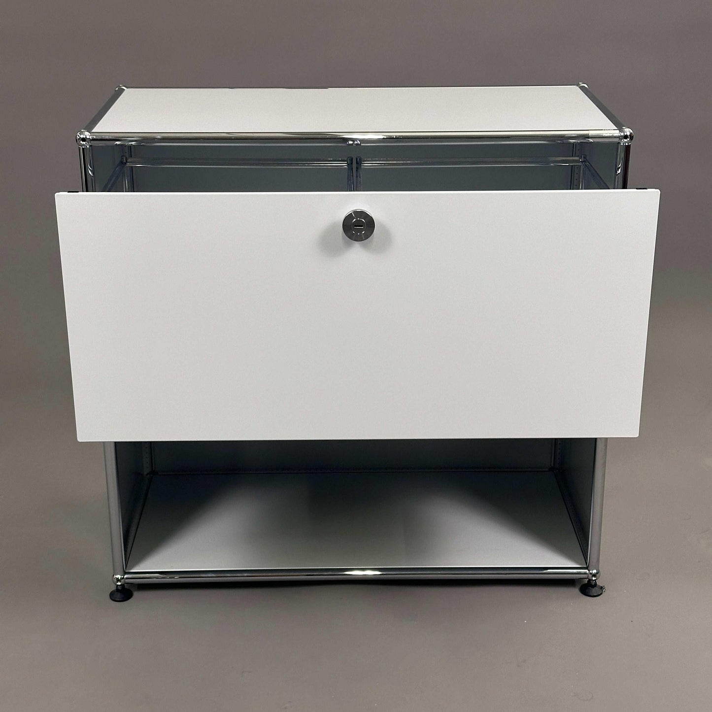 USM Haller Sideboard 1x2 in lichtgrau mit Metallrahmen und abschließbarer Frontplatte