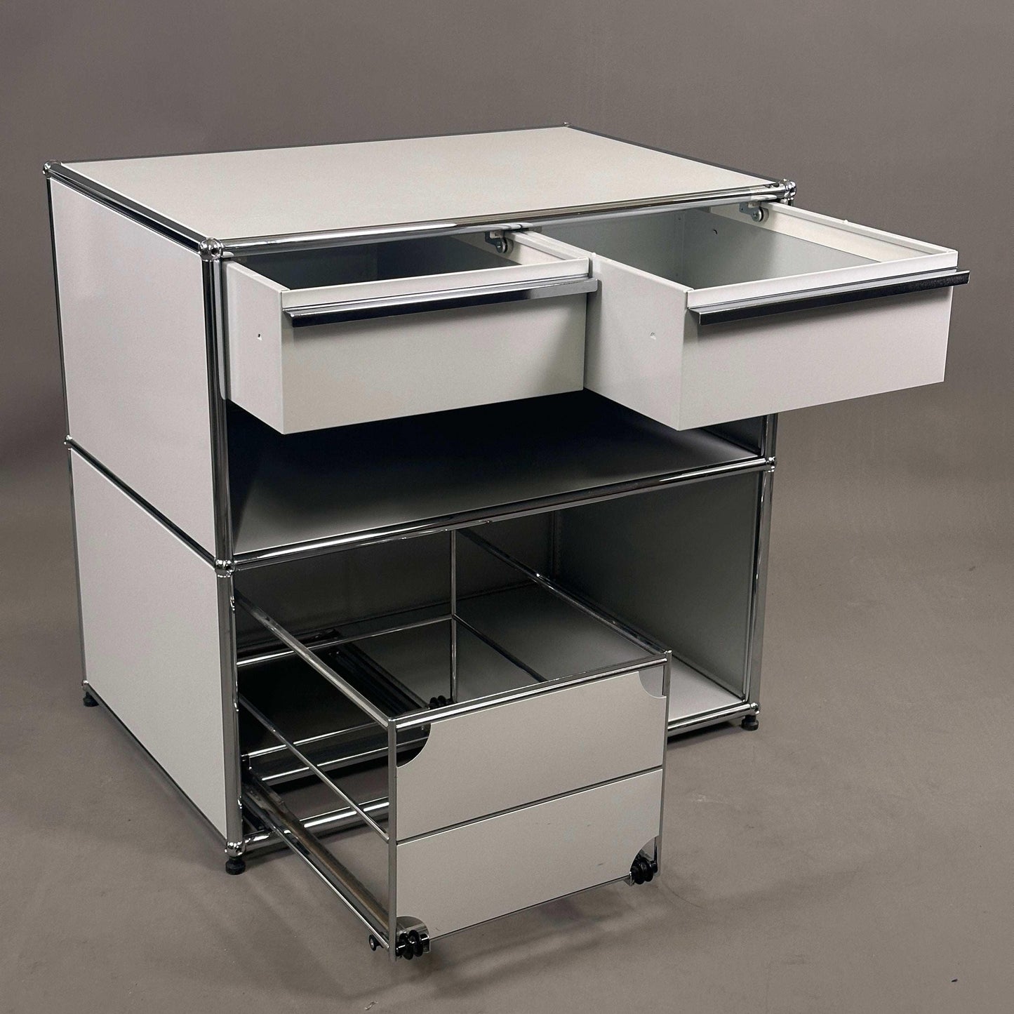 USM Haller Sideboard lichtgrau mit zwei oberen Schubladen und ausziehbarem Hängeregistereinsatz, 74x78x53 cm