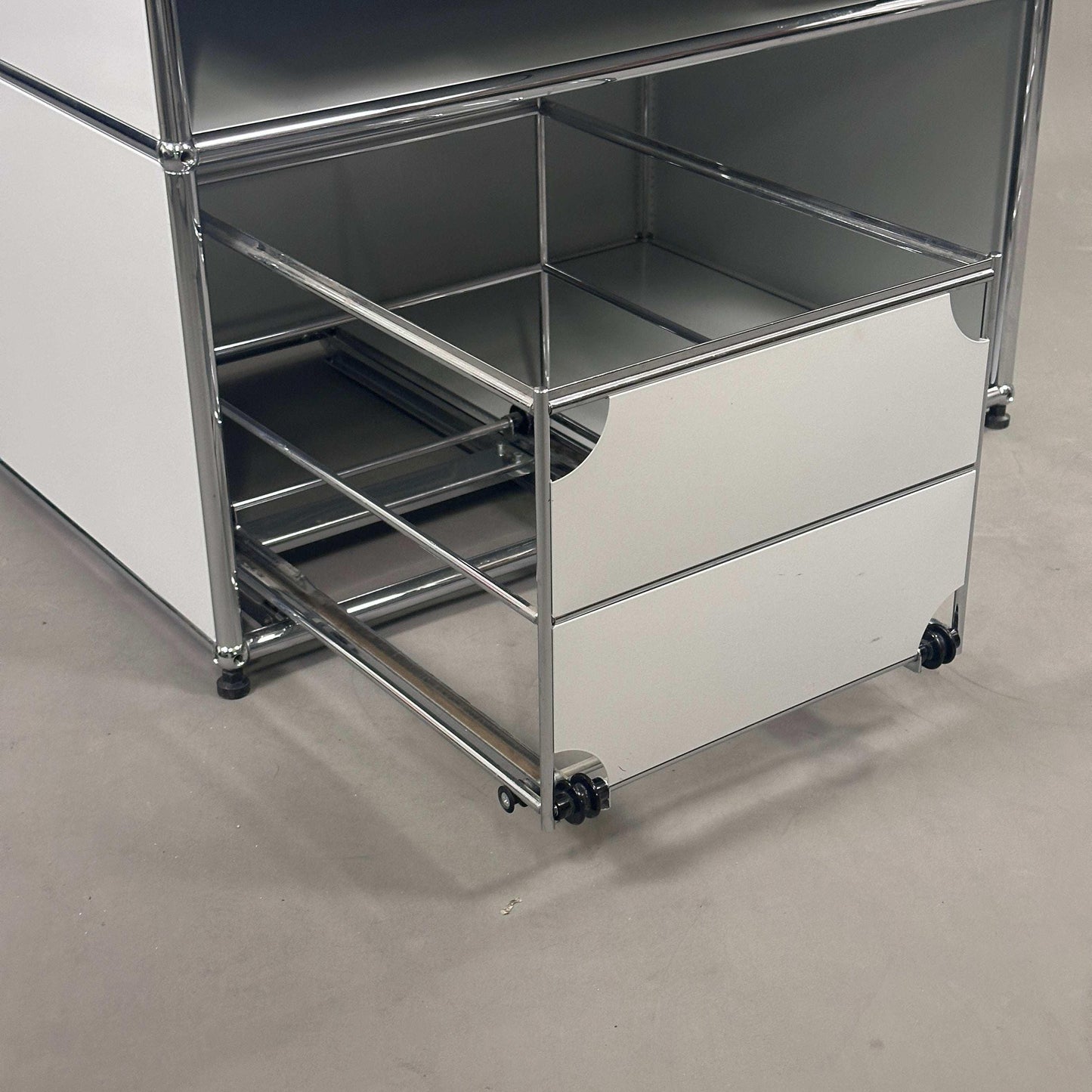 USM Haller Sideboard 1x2 lichtgrau mit zwei Schubladen und Hängeregistereinsätzen auf Rollen