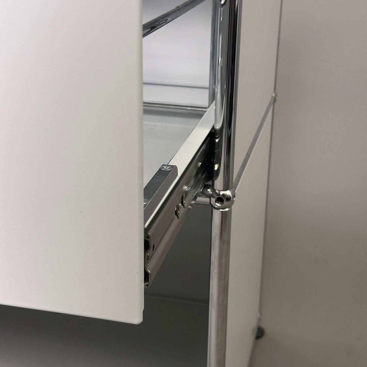 USM Haller Sideboard 1x2 in lichtgrau mit Metallgestell und Schubladenauszug, modernes Design
