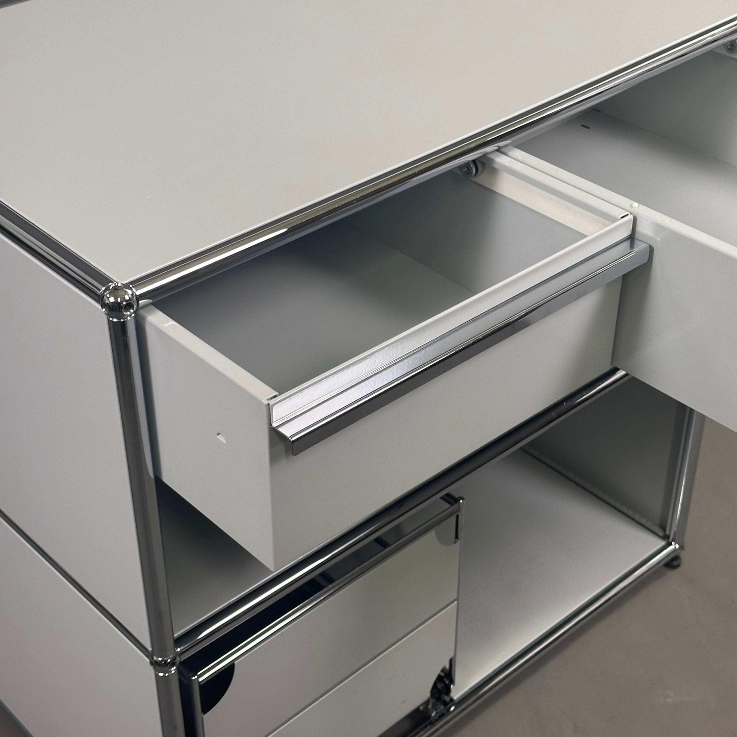USM Haller Sideboard 1x2 lichtgrau mit Schubladen und Hängeregistereinsätzen in modernem Design