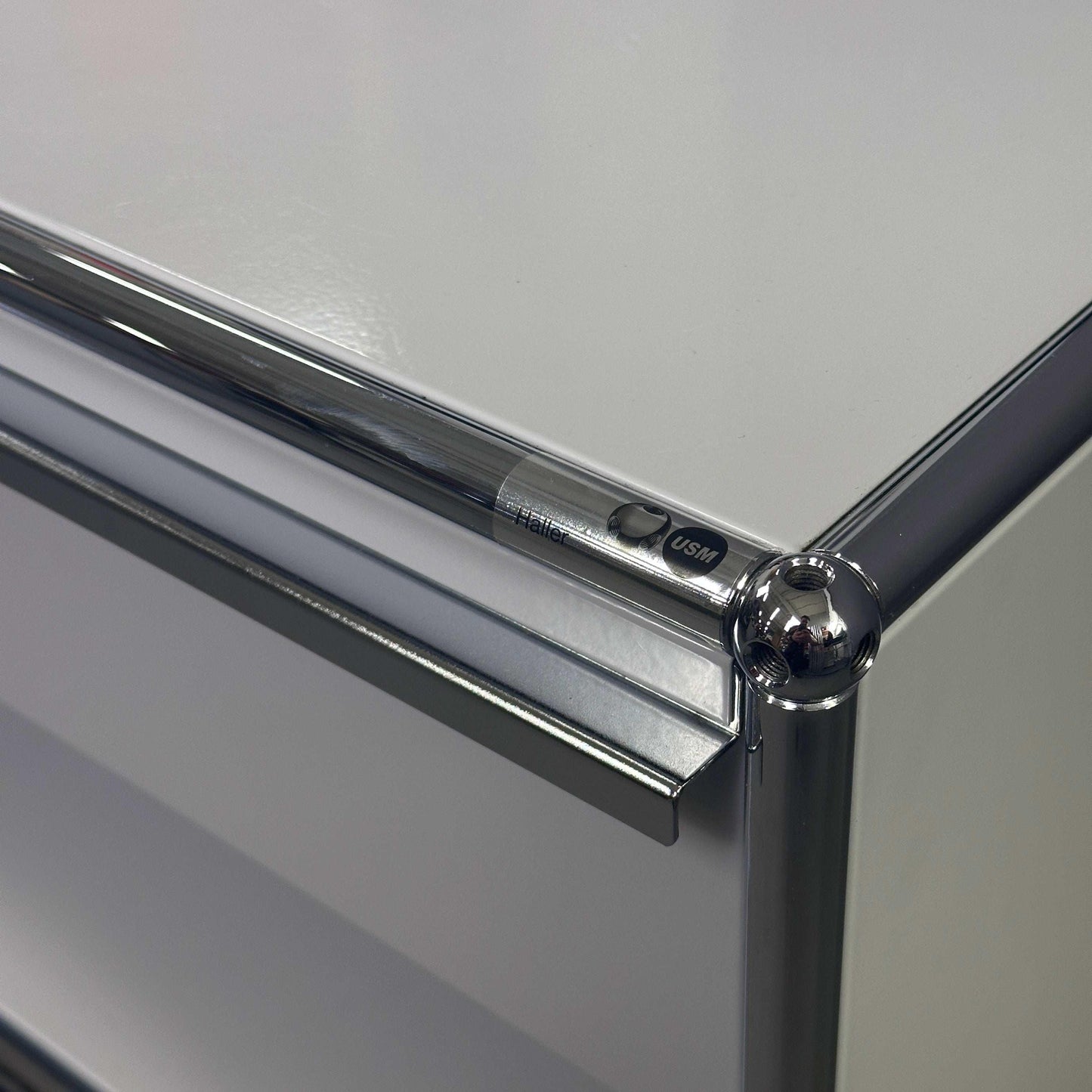 USM Haller Sideboard lichtgrau mit zwei Schubladen und Hängeregistereinsatz, Detailansicht Ecke und Griff