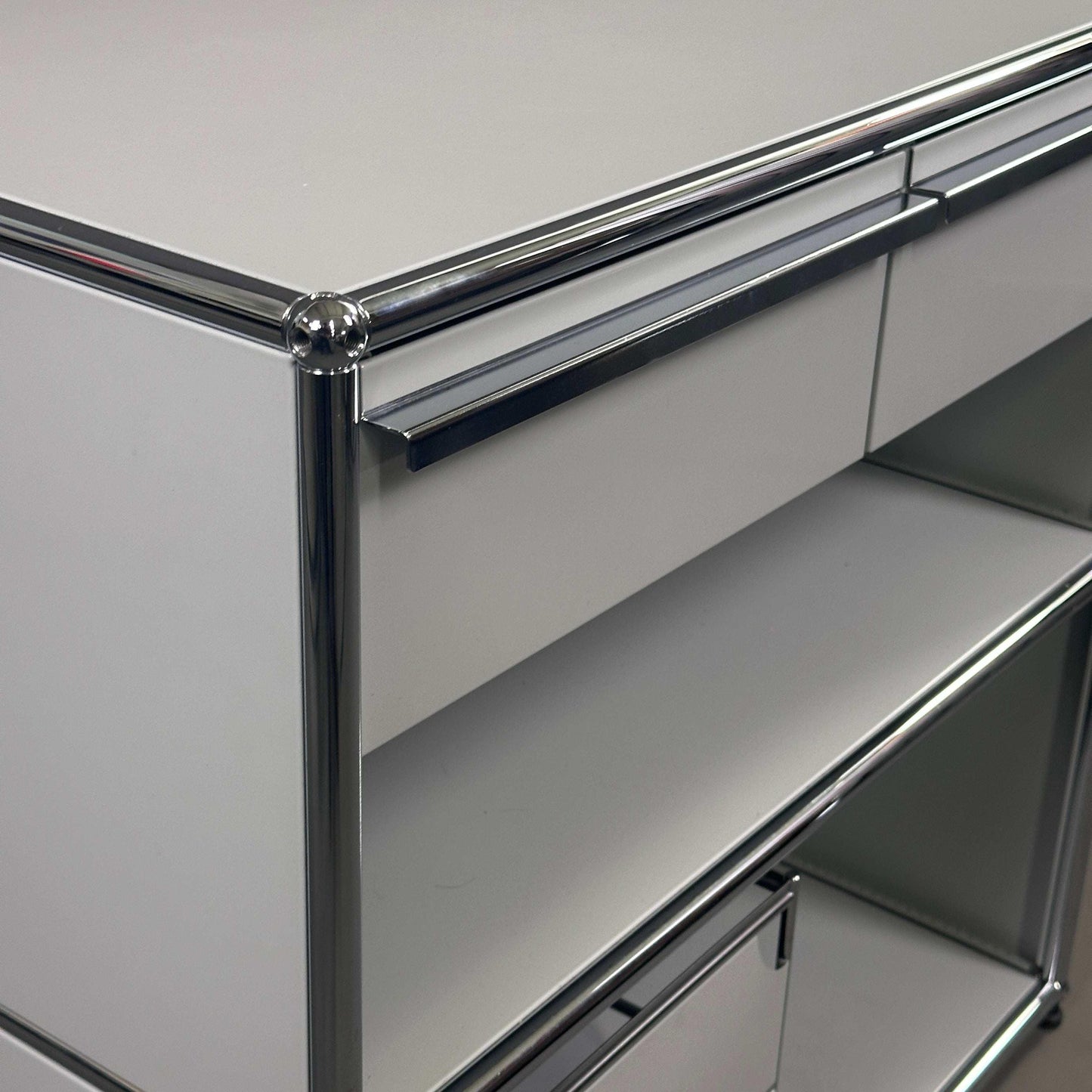 USM Haller Sideboard 1x2 lichtgrau mit zwei Schubladen und Hängeregistereinsatz, Modernes Sideboard 74x78x53 cm, lichtgraue Oberfläche mit verchromtem Gestell