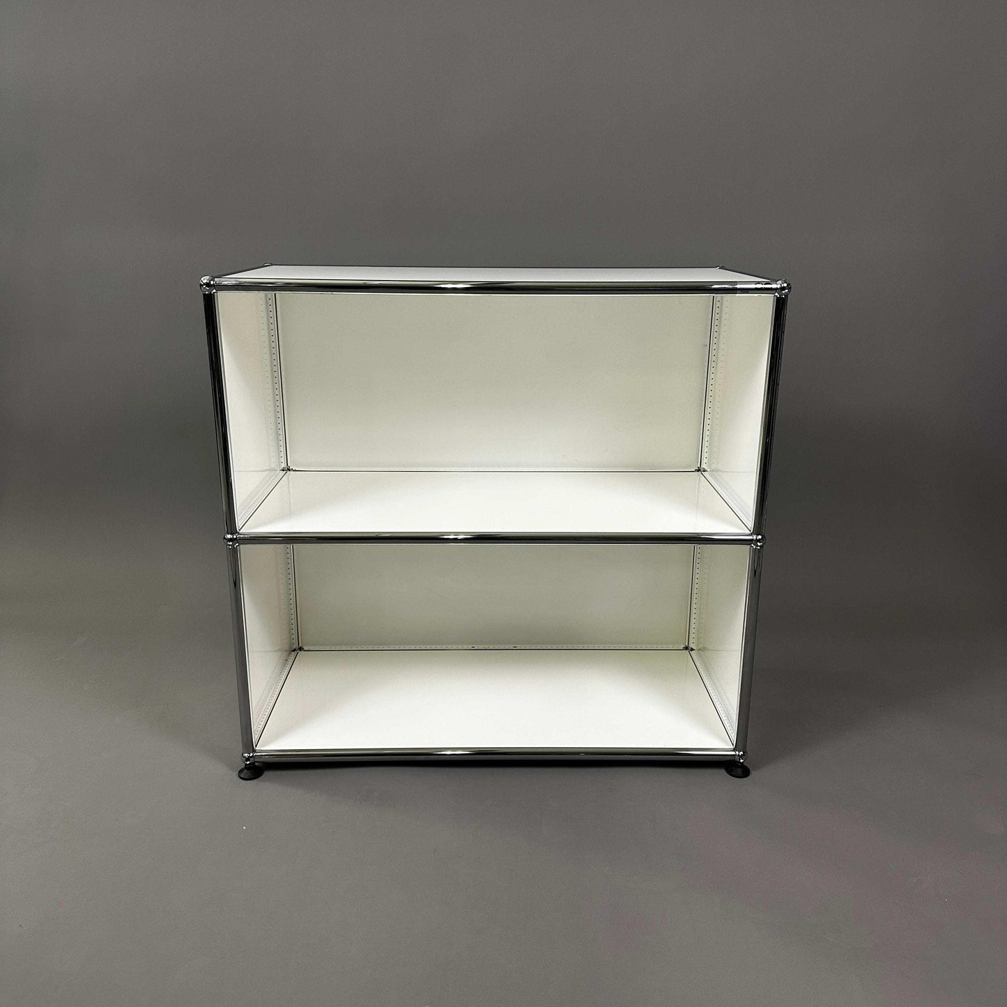 USM Haller Sideboard offen in reinweiß mit zwei Fächern und verchromtem Rahmen