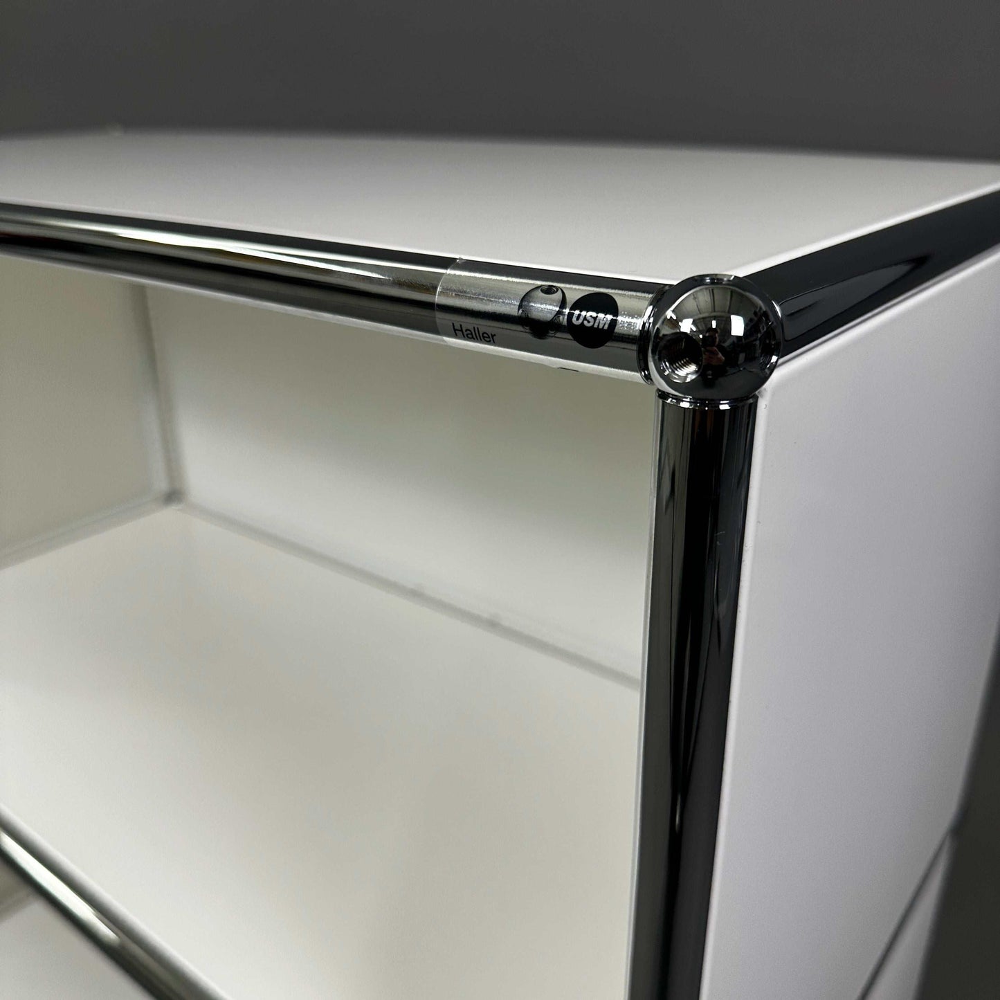 USM Haller Sideboard 1x2 offen in reinweiß mit verchromtem Rahmen und sechs Nivellierfüßen, Maße 78x74x38 cm