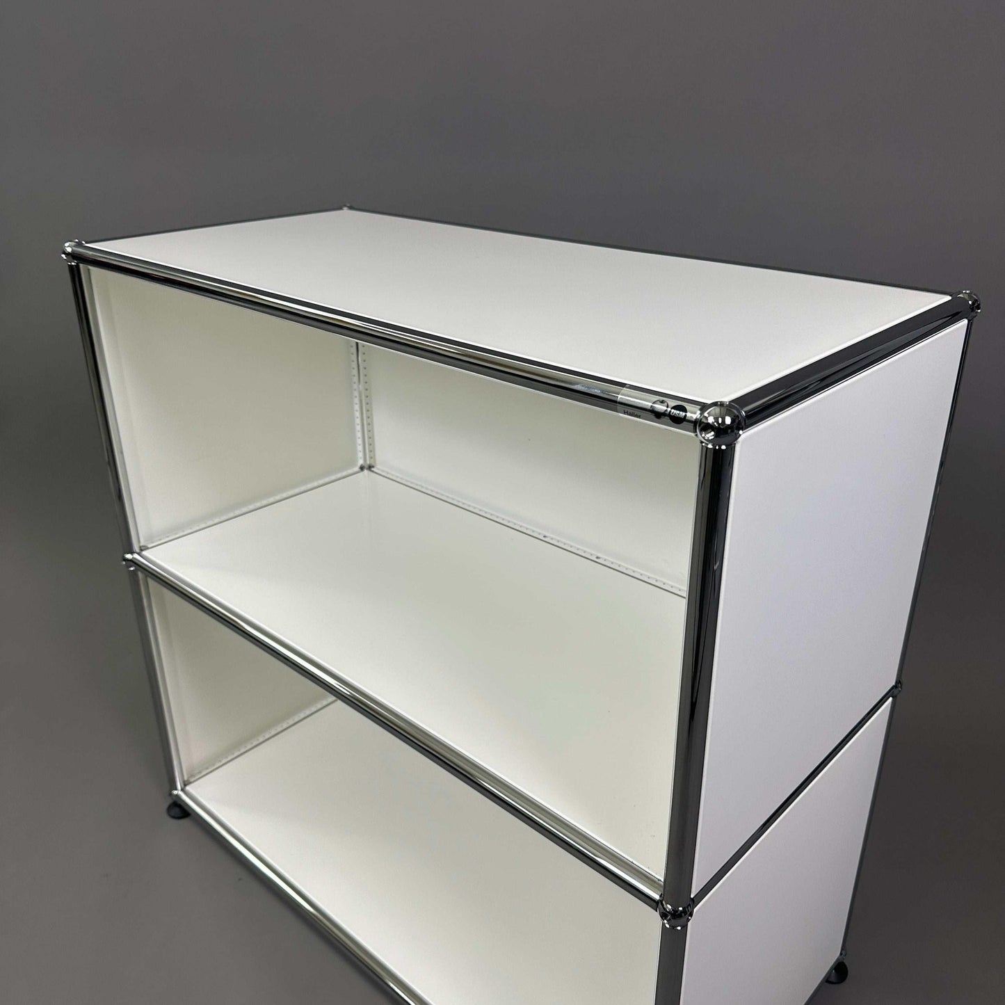 USM Haller Sideboard 1x2 offen reinweiß mit chromfarbenen Rahmen und 6 Nivellierfüßen, 78x74x38 cm