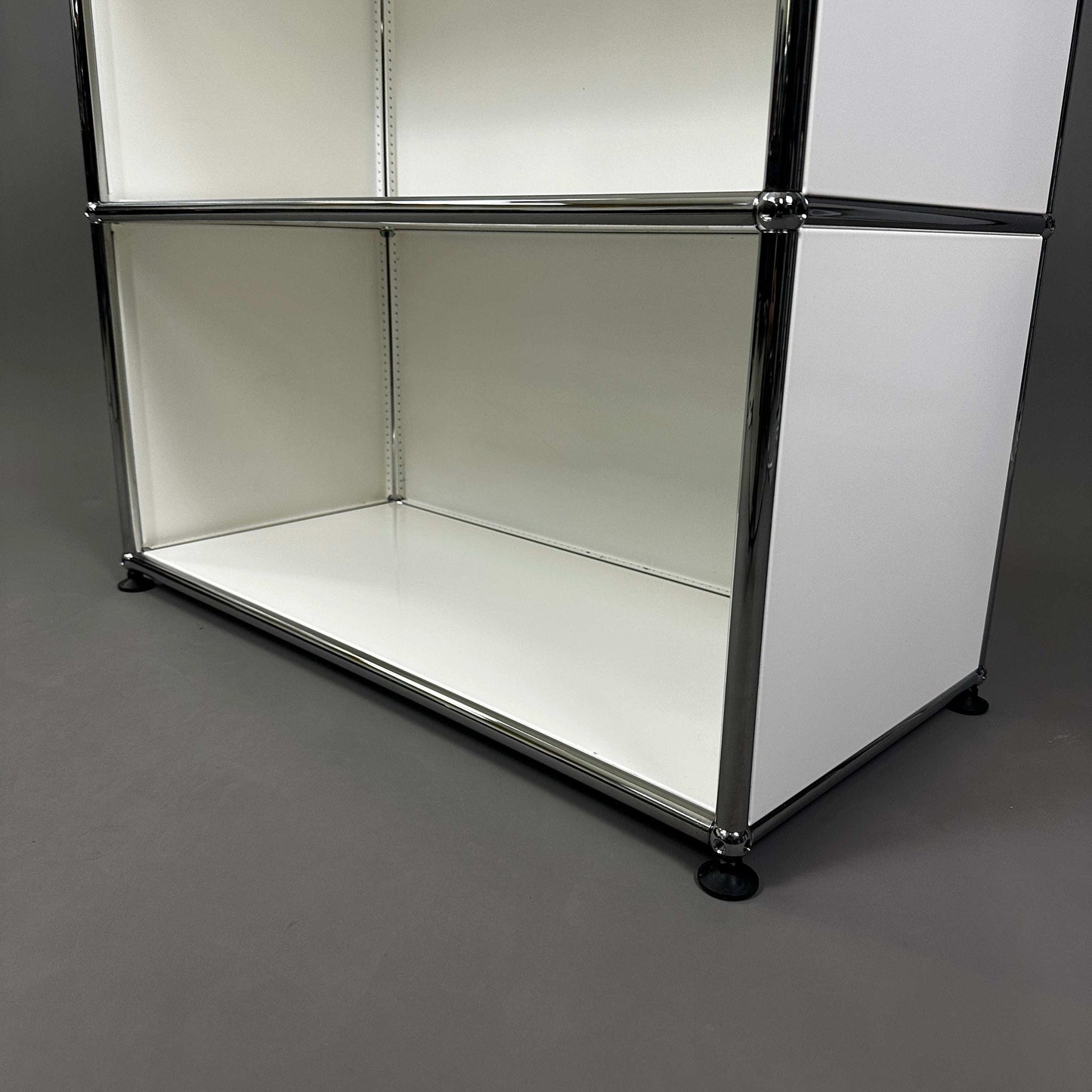 weißes USM Haller Sideboard 1x2 offen mit verchromtem Rahmen und 6 Nivellierfüßen