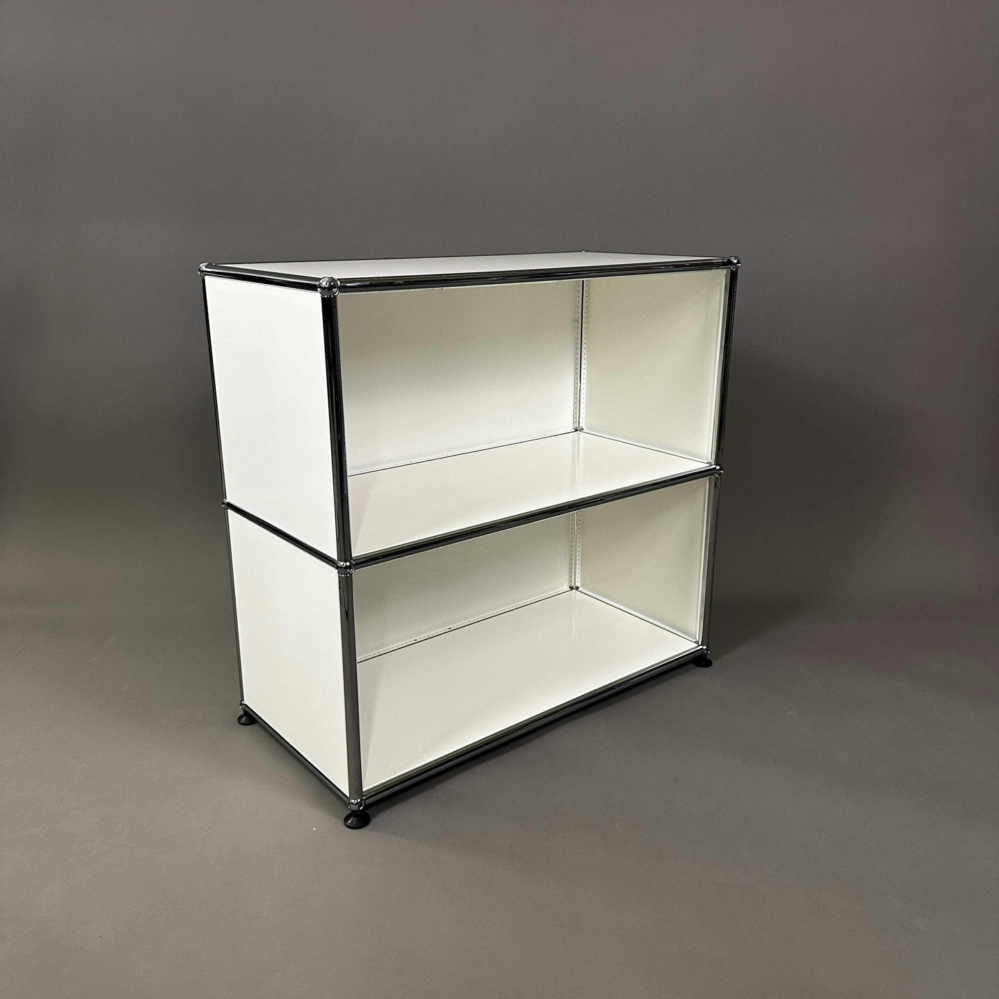 USM Haller Sideboard 1x2 offen in reinweiß mit sechs Nivellierfüßen und Maßen 78x74x38 cm