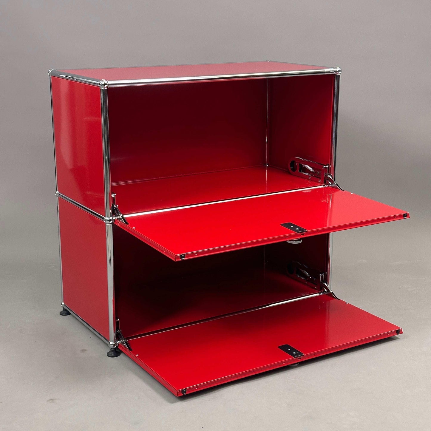 USM Haller Sideboard rubinrot mit 2 Klappen und verchromtem Gestell, 74x78x38 cm