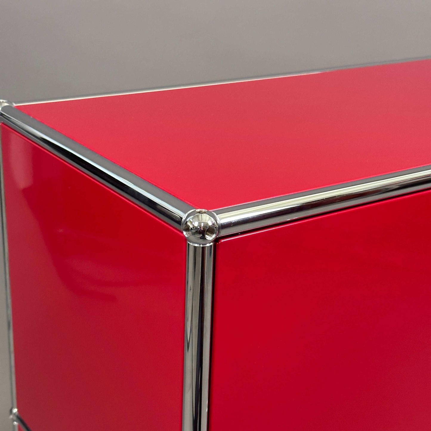 USM Haller Sideboard in rubinrot mit zwei Klappen und chromfarbenen Metallrahmen