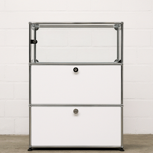USM Haller Sideboard weiß mit Glas, 2 Klappen und 1 Tür, 109x78x38 cm