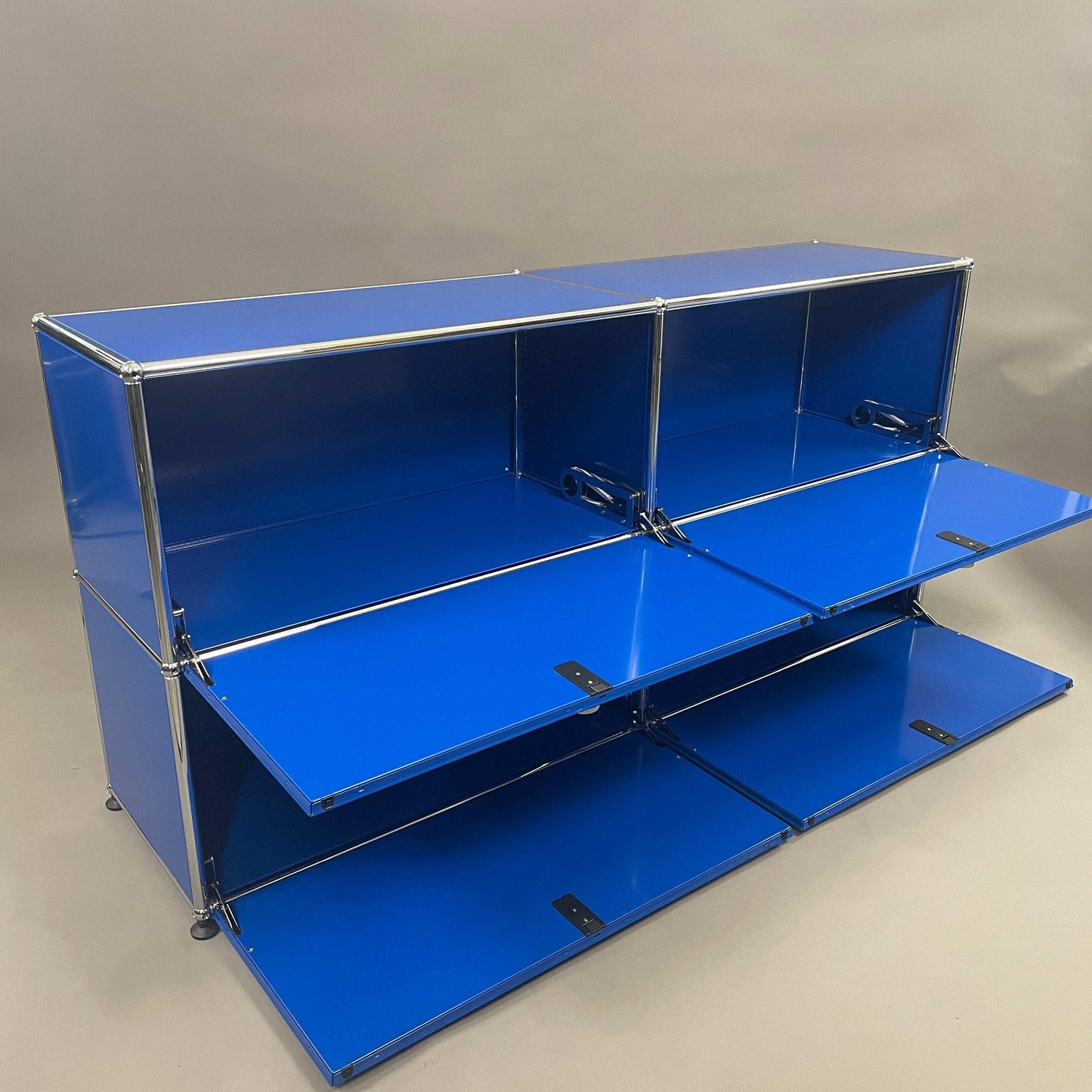 USM Haller Sideboard 2x2 in enzianblau mit 4 Klappen und Metallrahmen, modern und hochwertig