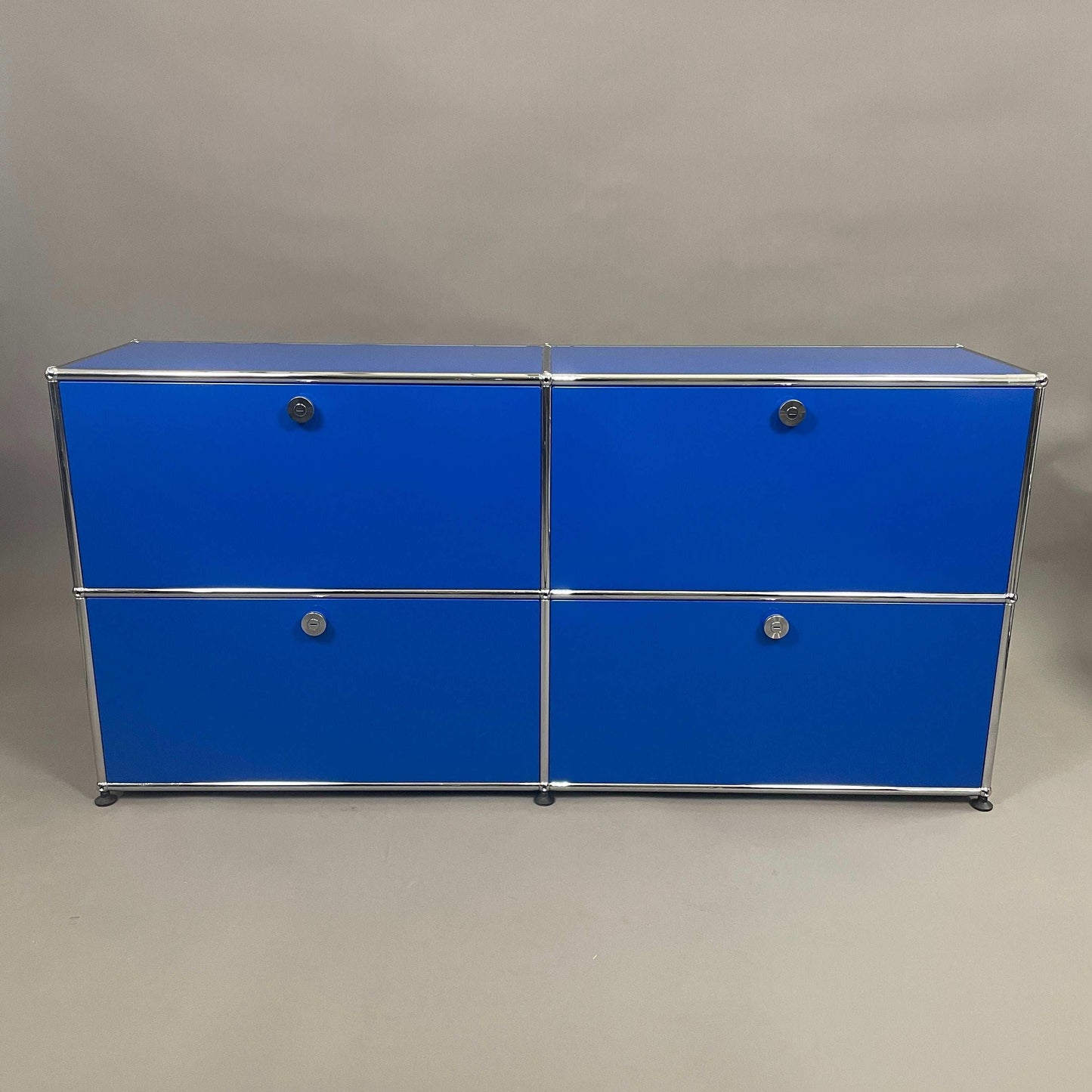 USM Haller Sideboard 2x2 in enzianblau mit 4 Klappen, modernes Design, Maße 153x74x38 cm