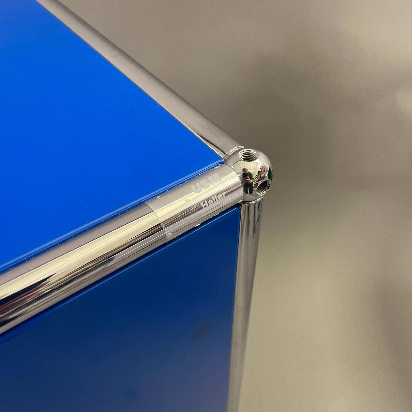 USM Haller Sideboard 2x2 enzianblau mit vier Klappen detailierter Metallrahmen in Top Zustand