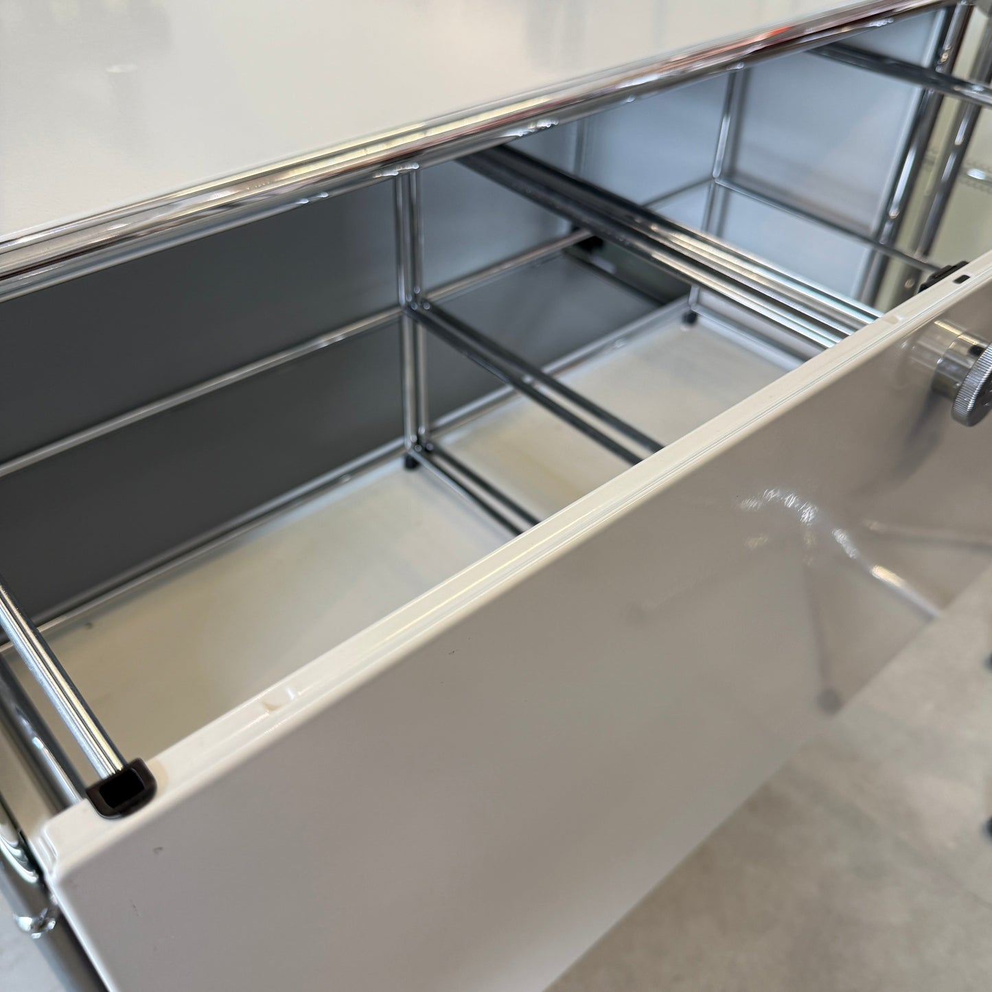 USM Haller Sideboard 2x2 lichtgrau mit offenem Auszug und Hängeregistereinsatz innen