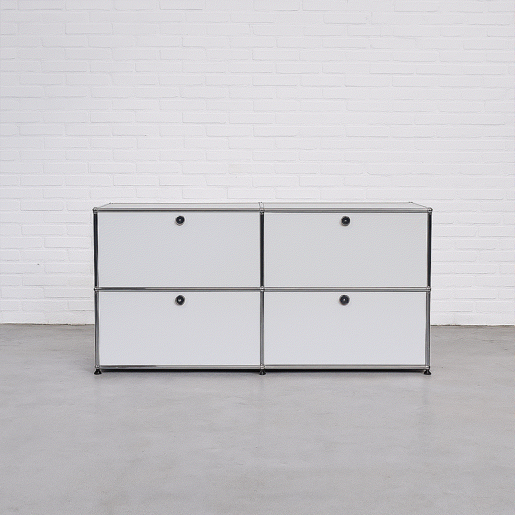 USM Haller Sideboard 2x2 lichtgrau mit 4 abschließbaren Klappen in Erstausgabe