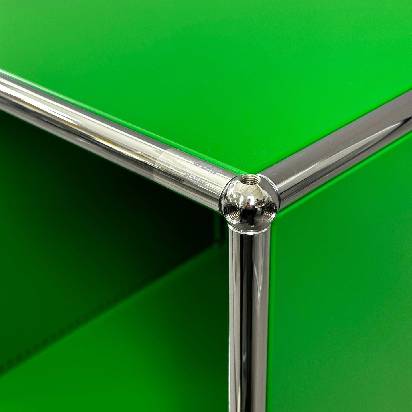 Eckdetail USM Haller Sideboard 2x2 in lichtgrau und grün mit Chromrahmen
