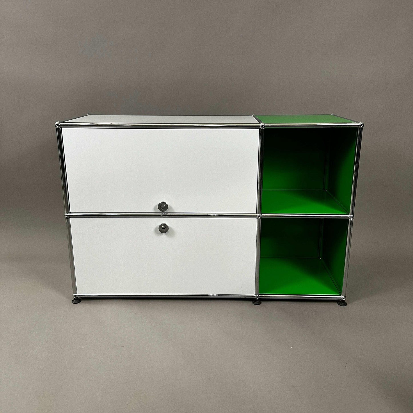 USM Haller Sideboard 2x2 lichtgrau und grün mit Einschub, Zwischentablar und Schublade, 112x74x38 cm
