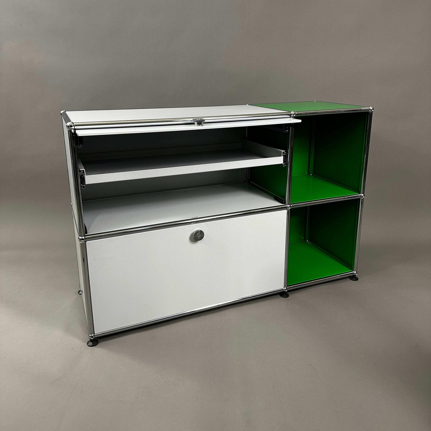 USM Haller Sideboard 2x2 lichtgrau mit grünem Einschub, Zwischentablar und Schublade, Maße 112x74x38 cm