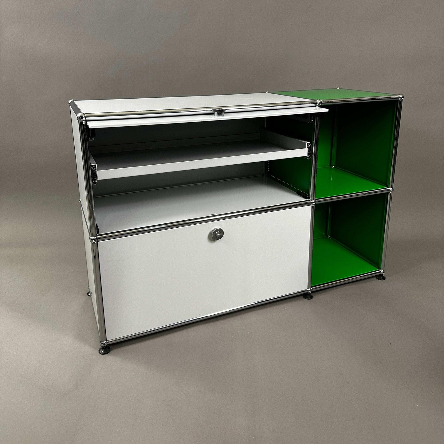 USM Haller Sideboard 2x2 lichtgrau mit grünen Fächern, Metallrahmen, Schublade und Ablagefach, Maße 112x74x38 cm