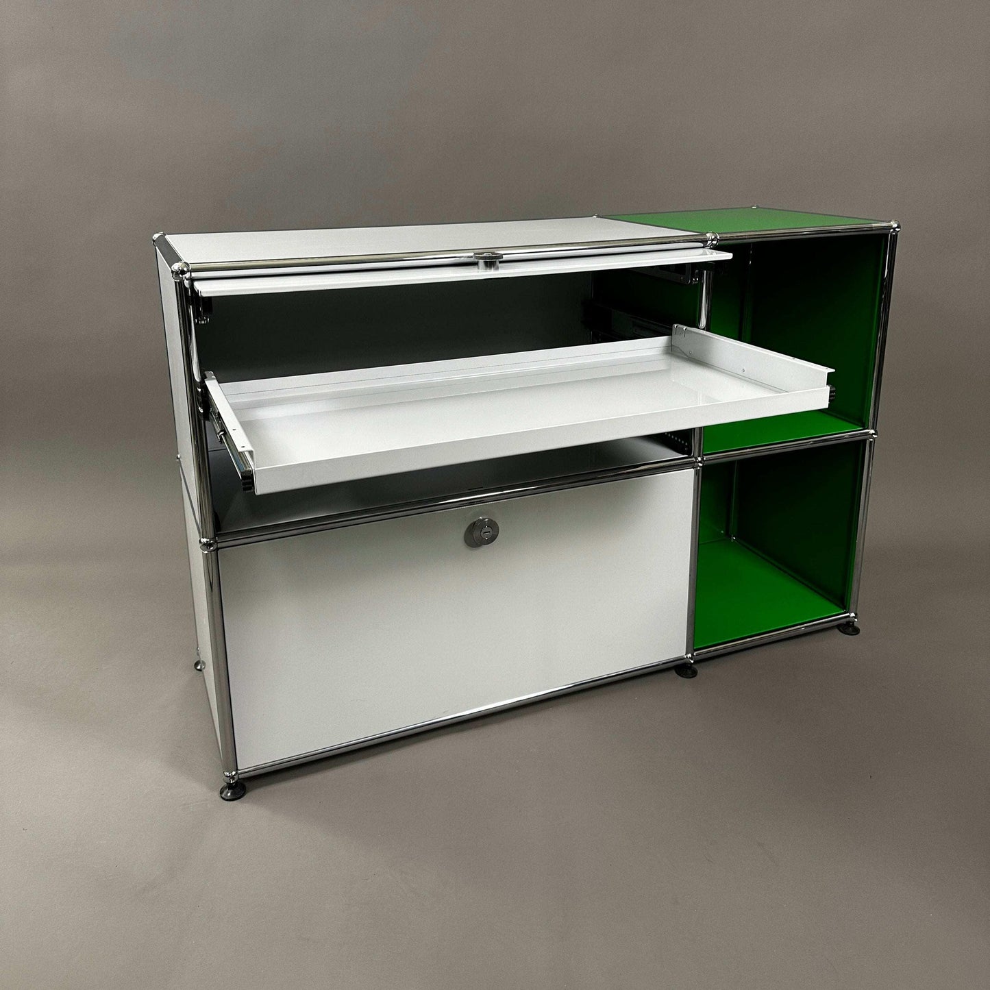 USM Haller Sideboard 2x2 in lichtgrau und grün mit Einschub, Zwischentablar und Schublade, moderne Designkommode, Maße 112x74x38 cm