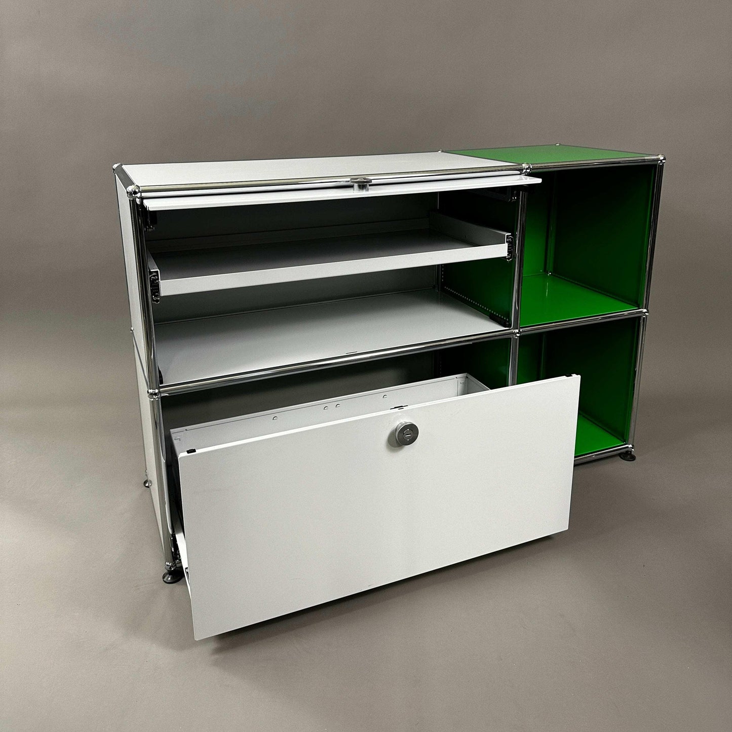 USM Haller Sideboard 2x2 in lichtgrau und grün mit Einschub, Zwischentablar und Schublade