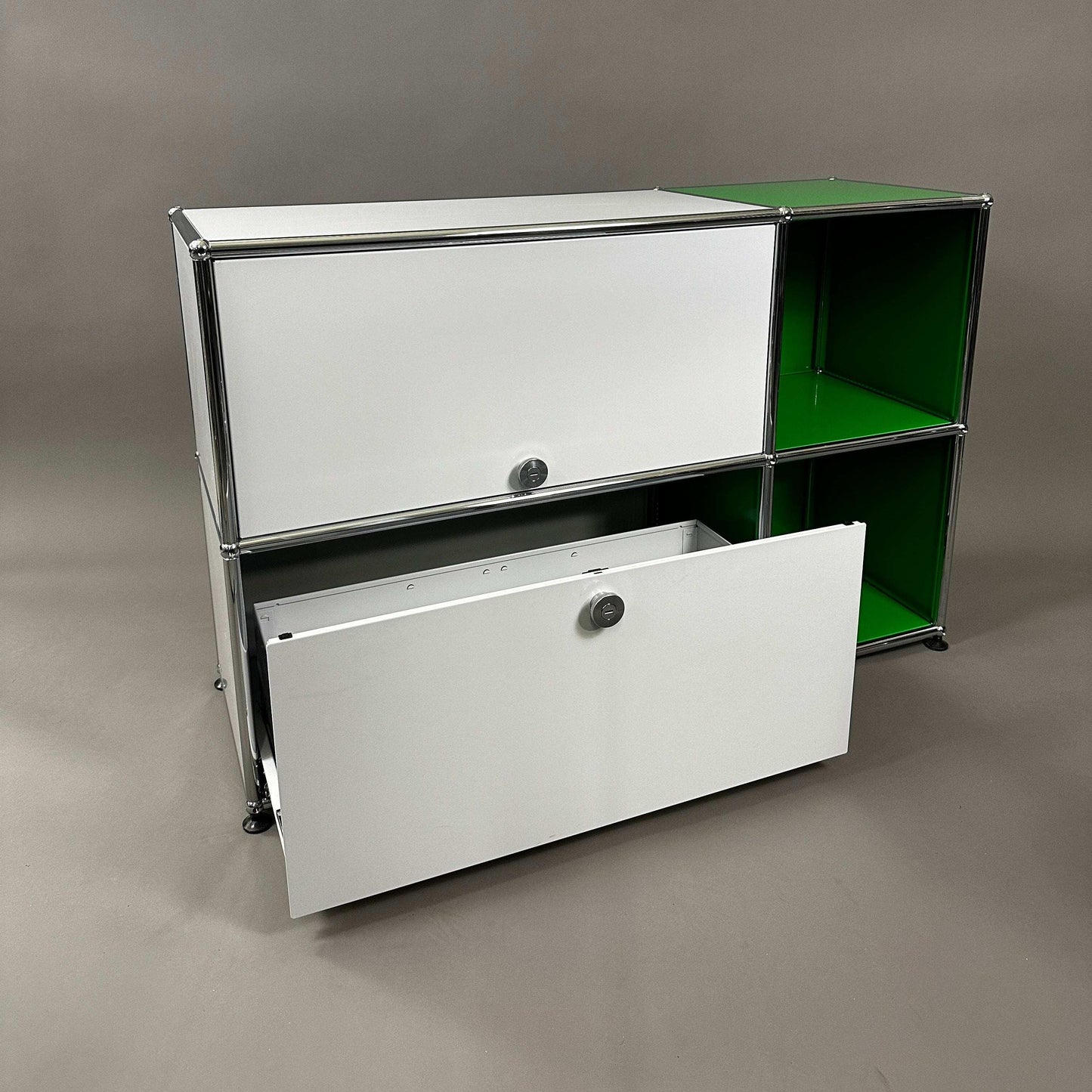 USM Haller Sideboard 2x2 lichtgrau mit grünem Fach und Schublade offen