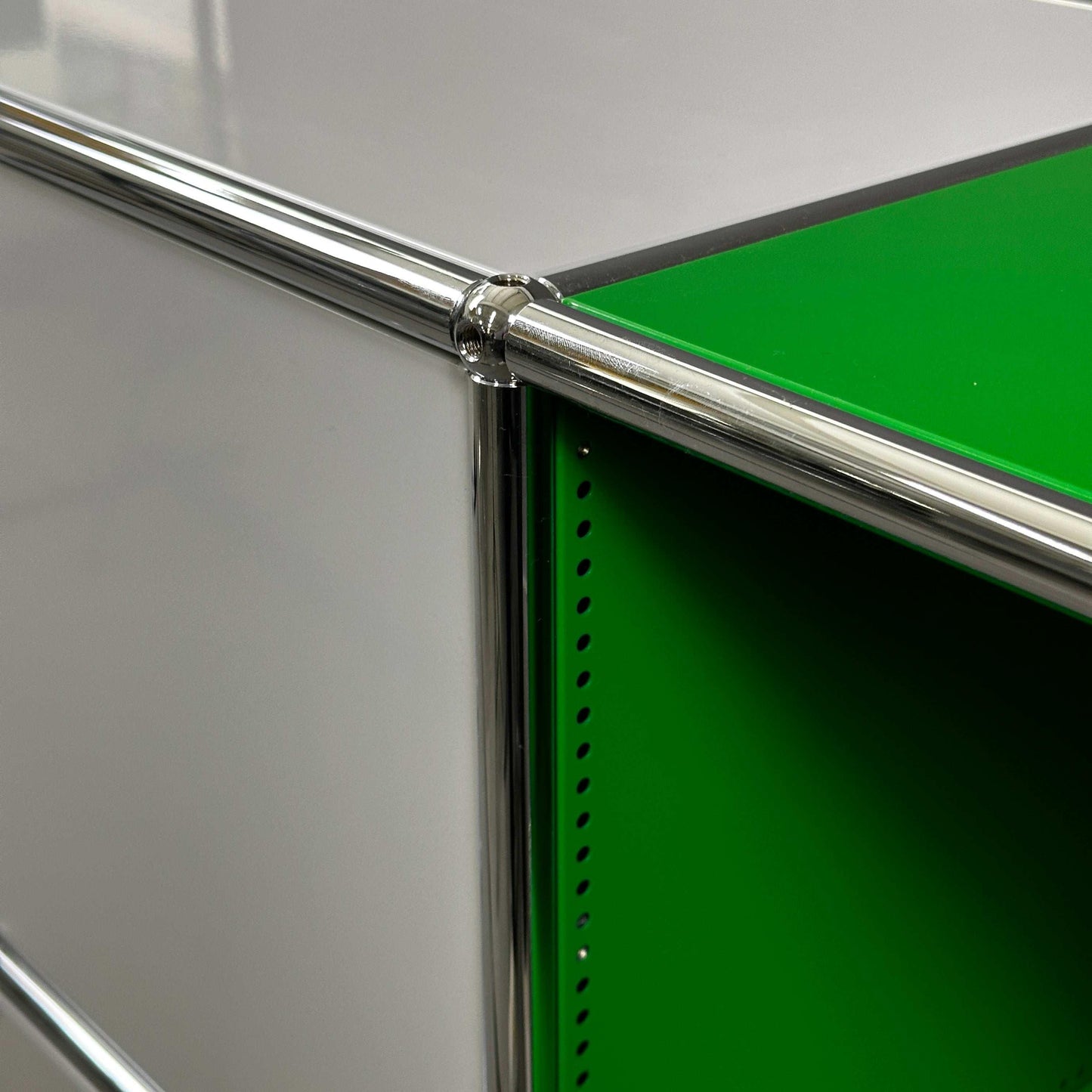 USM Haller Sideboard 2x2 in lichtgrau und grün mit Metallrahmen und Einschubfach