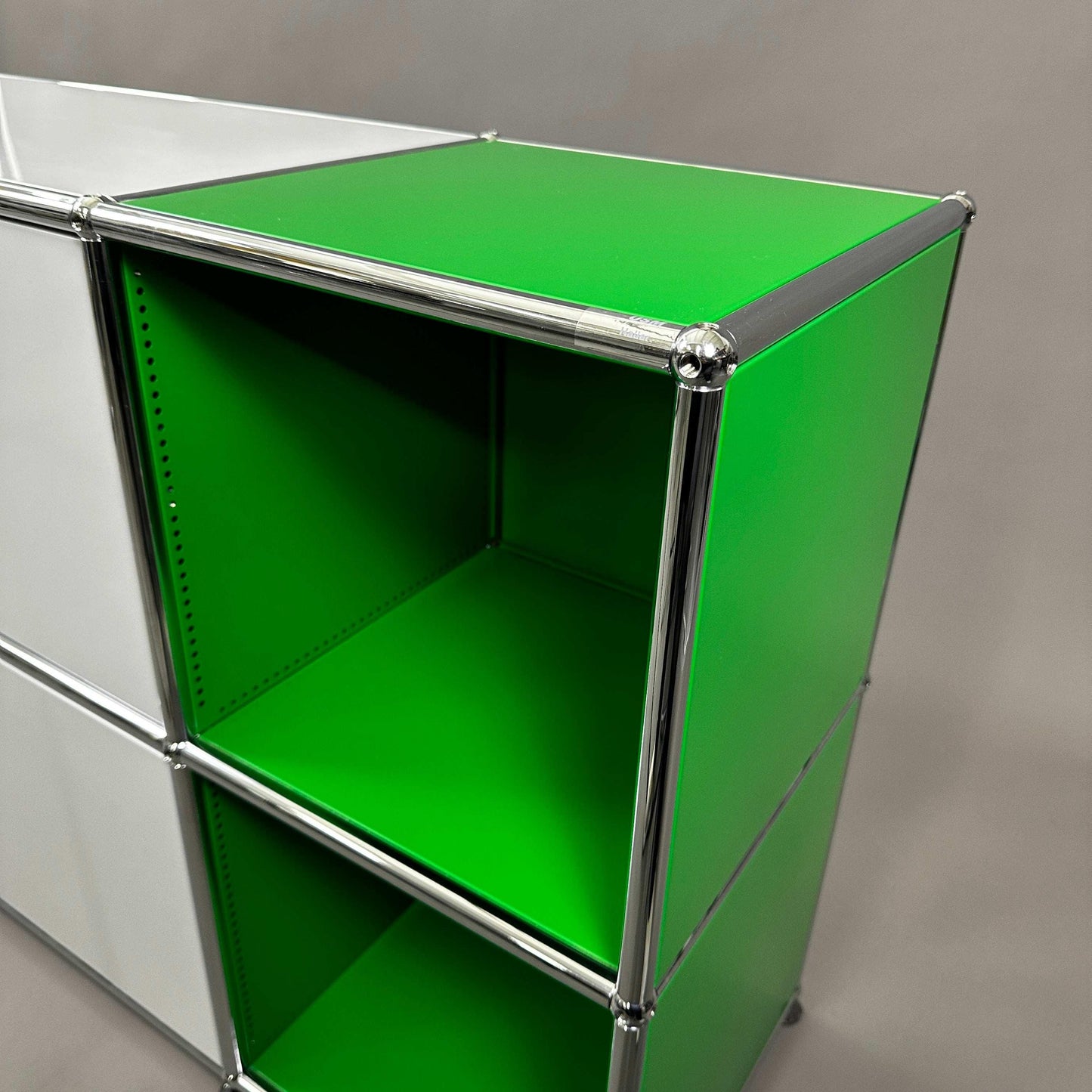 USM Haller Sideboard 2x2 in lichtgrau und grün mit Einschub, Zwischentablar und Schublade
