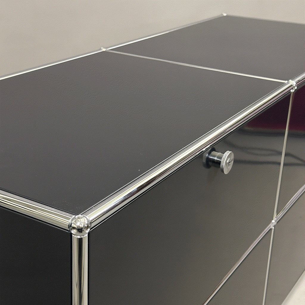 USM Haller Sideboard 2x2 schwarz mit 4 Klappen und chromfarbenen Rahmen in Graphitschwarz, 153x75x53 cm, abschließbar