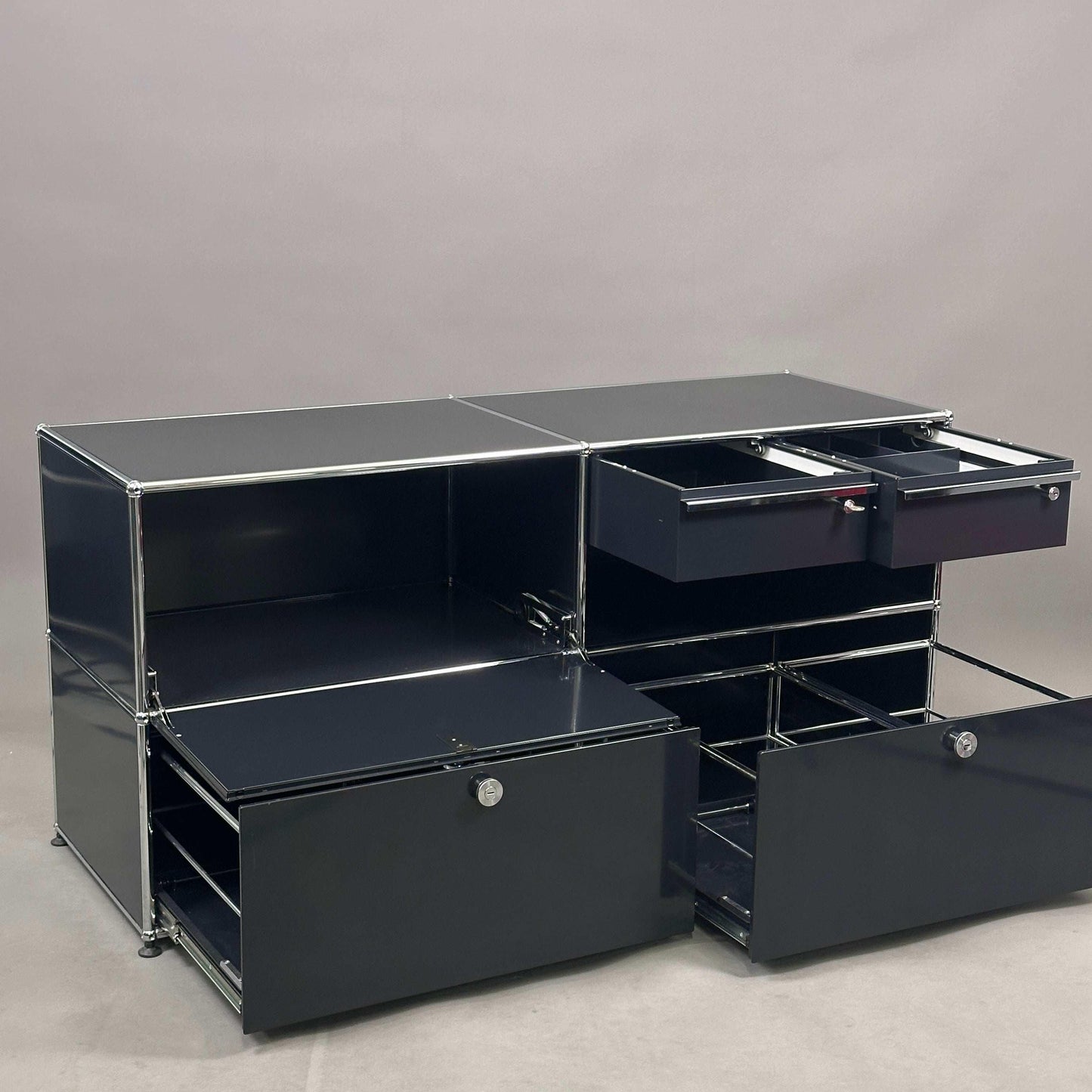 USM Haller Sideboard 2x2 schwarz mit Auszügen, Klappe und Schubladen, 50 cm Tiefe, graphitschwarz, Modell 75x153x53 cm