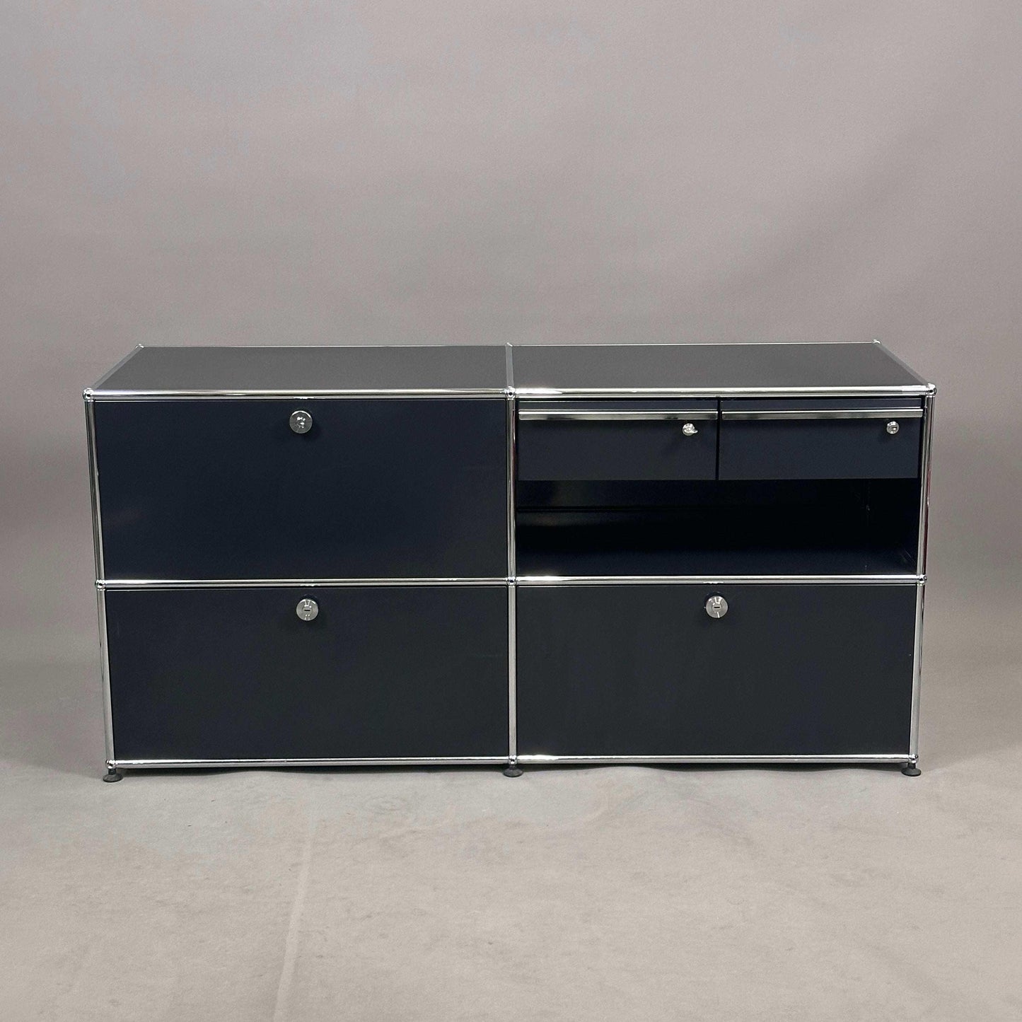 USM Haller Sideboard 2x2 in Graphitschwarz mit Klappen, Schubladen und Organizer, 75x153x53 cm