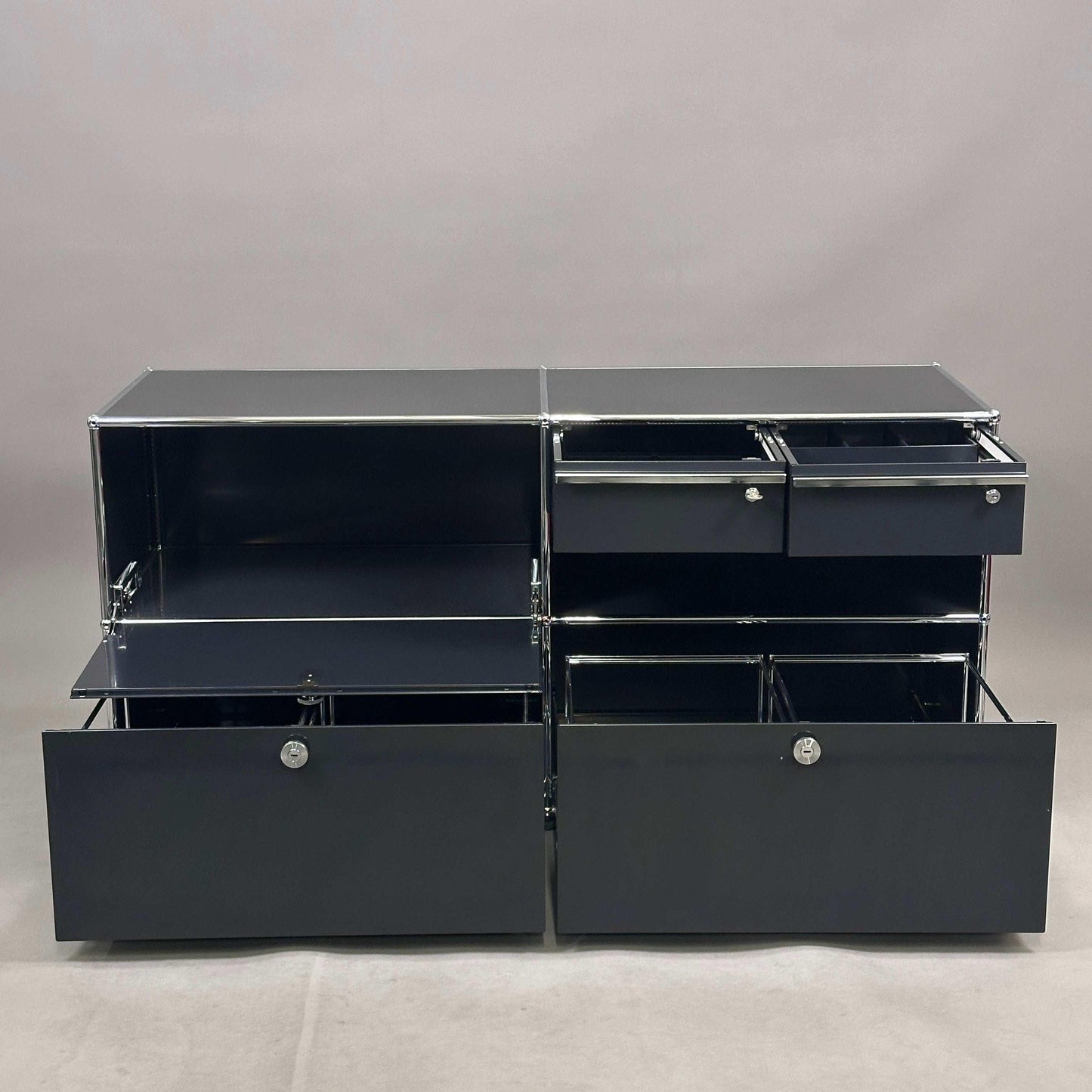 USM Haller Sideboard 2x2 in Graphitschwarz mit offenen Schubladen und Klappen, 75x153x53 cm, modernes Design