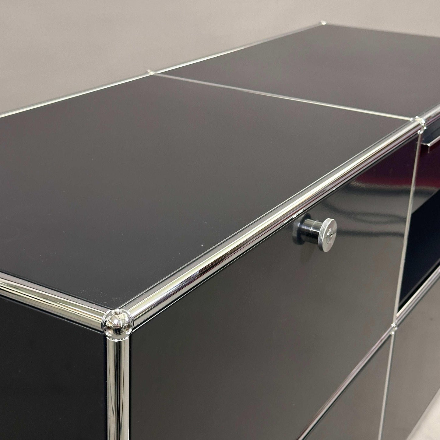 USM Haller Sideboard 2x2 graphitschwarz mit Chromrahmen und Organizer Einsätzen, 50 cm Tiefe