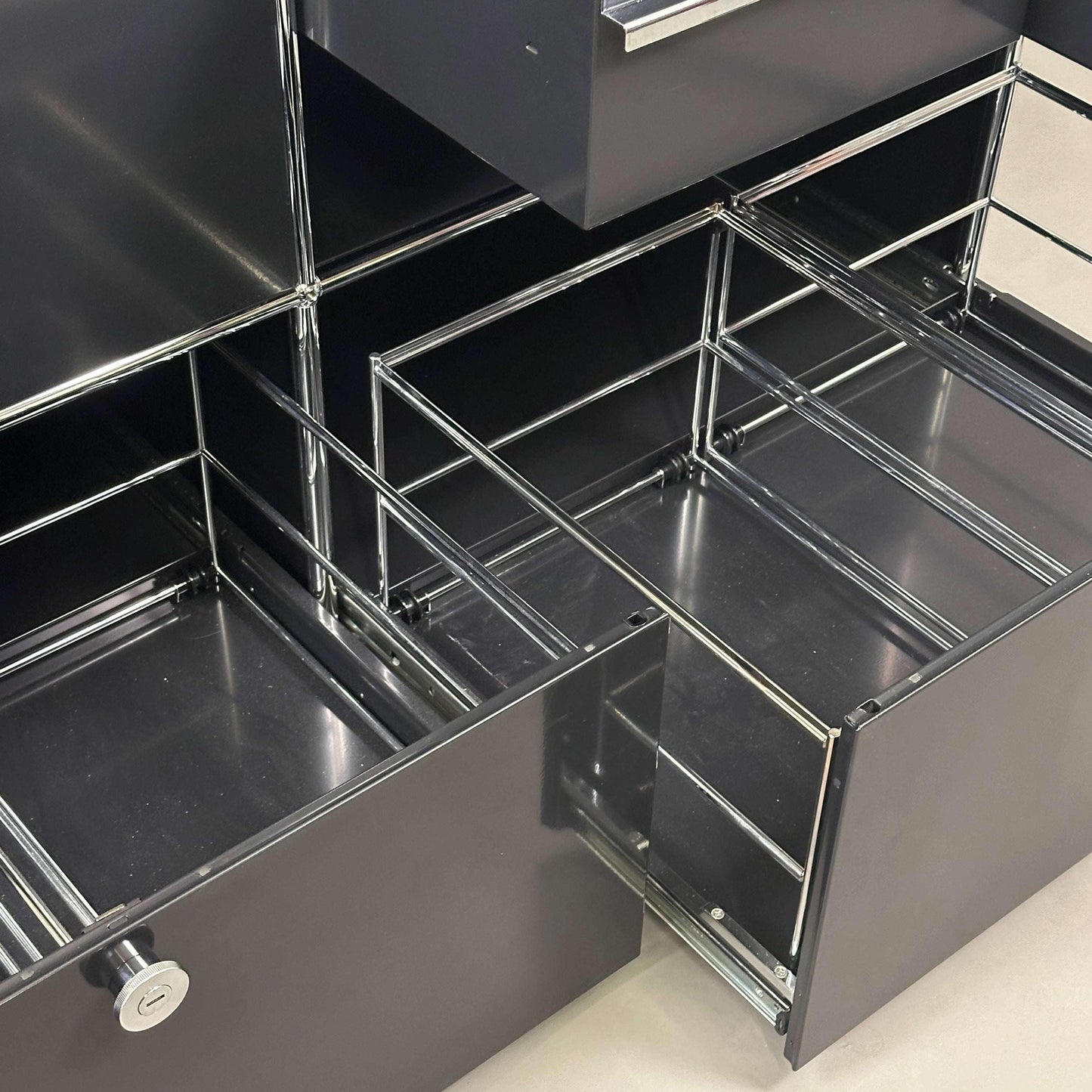 USM Haller Sideboard 2x2 in Graphitschwarz mit zwei Auszügen und Organizer-Schubladen, 50 cm Tiefe, 75x153x53 cm