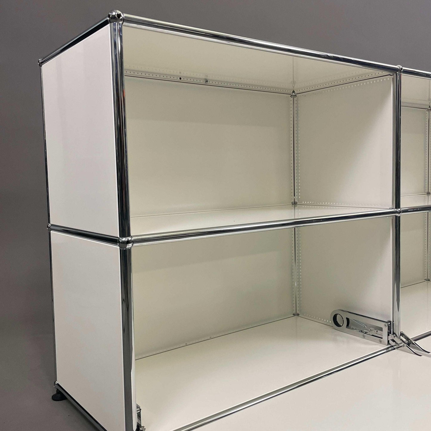 USM Haller Sideboard 2x2 weiß 2 Klappen (abschließbar)
