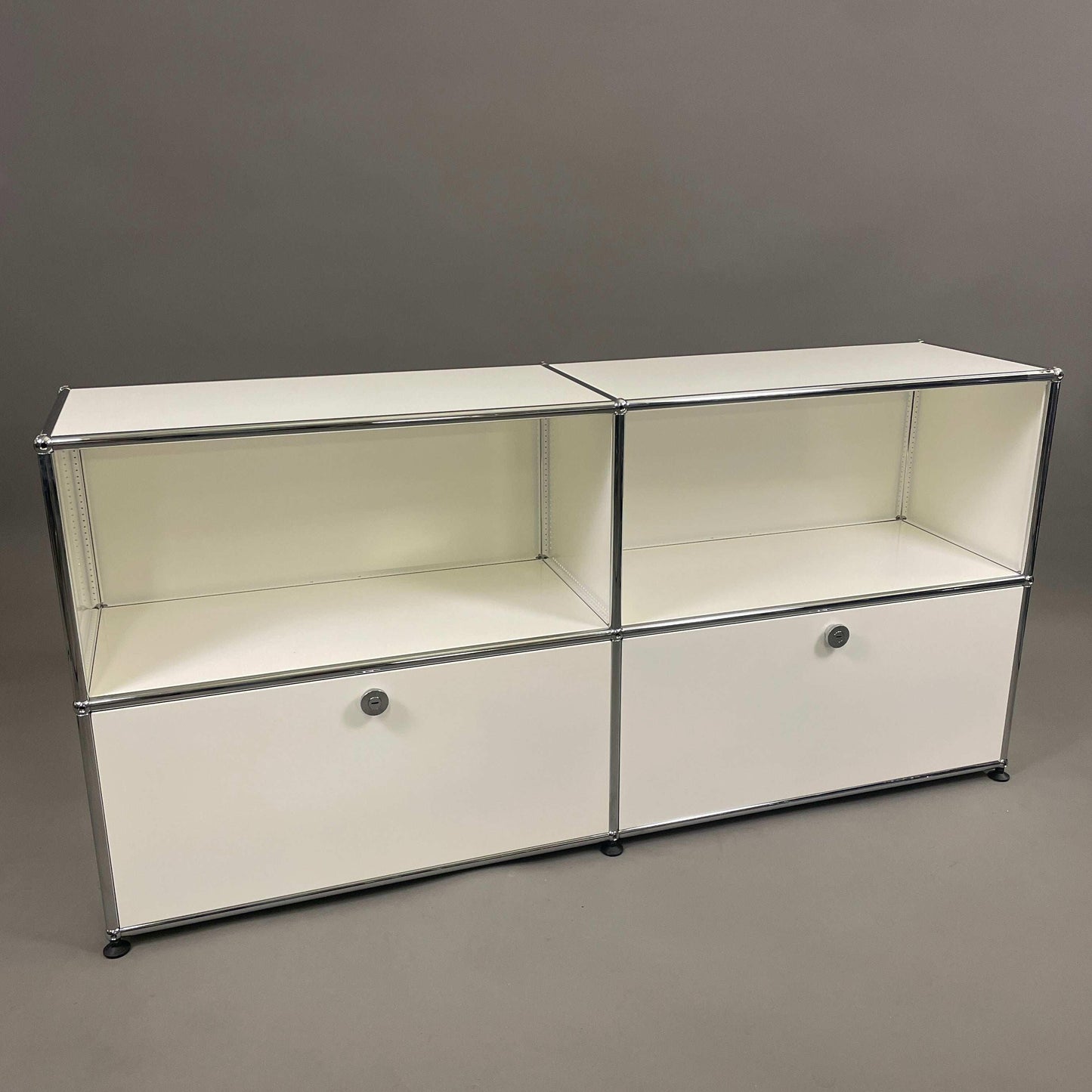 USM Haller Sideboard 2x2 weiß mit 2 Klappen und Chromrahmen, modernes Design, Maße 153x74x38 cm