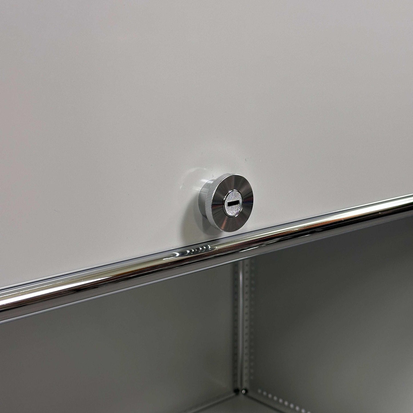 USM Haller Sideboard in lichtgrau mit drei Einschubtüren und Schlossdetail