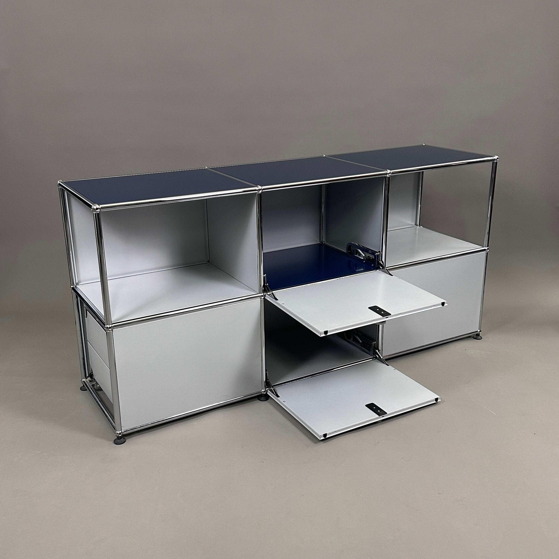 USM Haller Sideboard 3x2 in Mattsilber und Stahlblau mit 2 Klappen und 2 ausziehbaren Registern