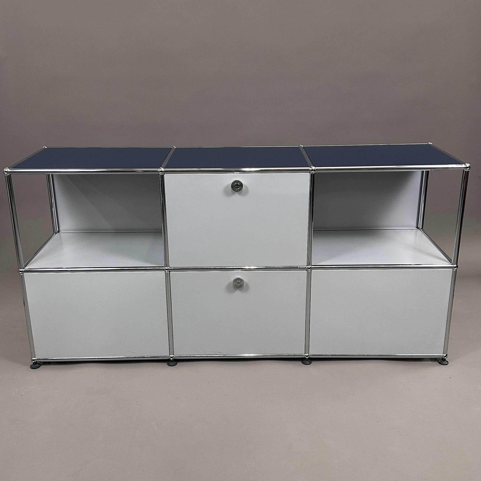USM Haller Sideboard 3x2 mit 2 Klappen und 2 seitlichen Registern in Mattsilber und Stahlblau, 75x153x38 cm