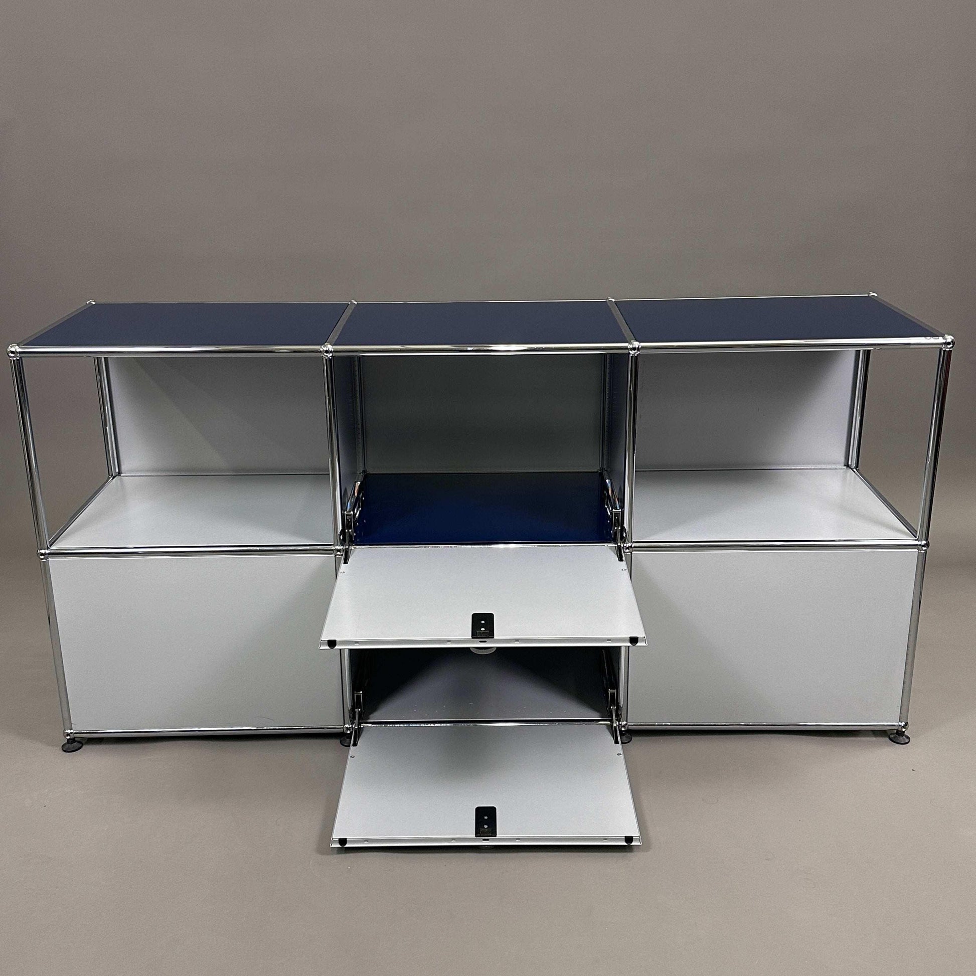 USM Haller Sideboard 3x2 mit zwei Klappen und seitlichen ausziehbaren Registern in Mattsilber und Stahlblau
