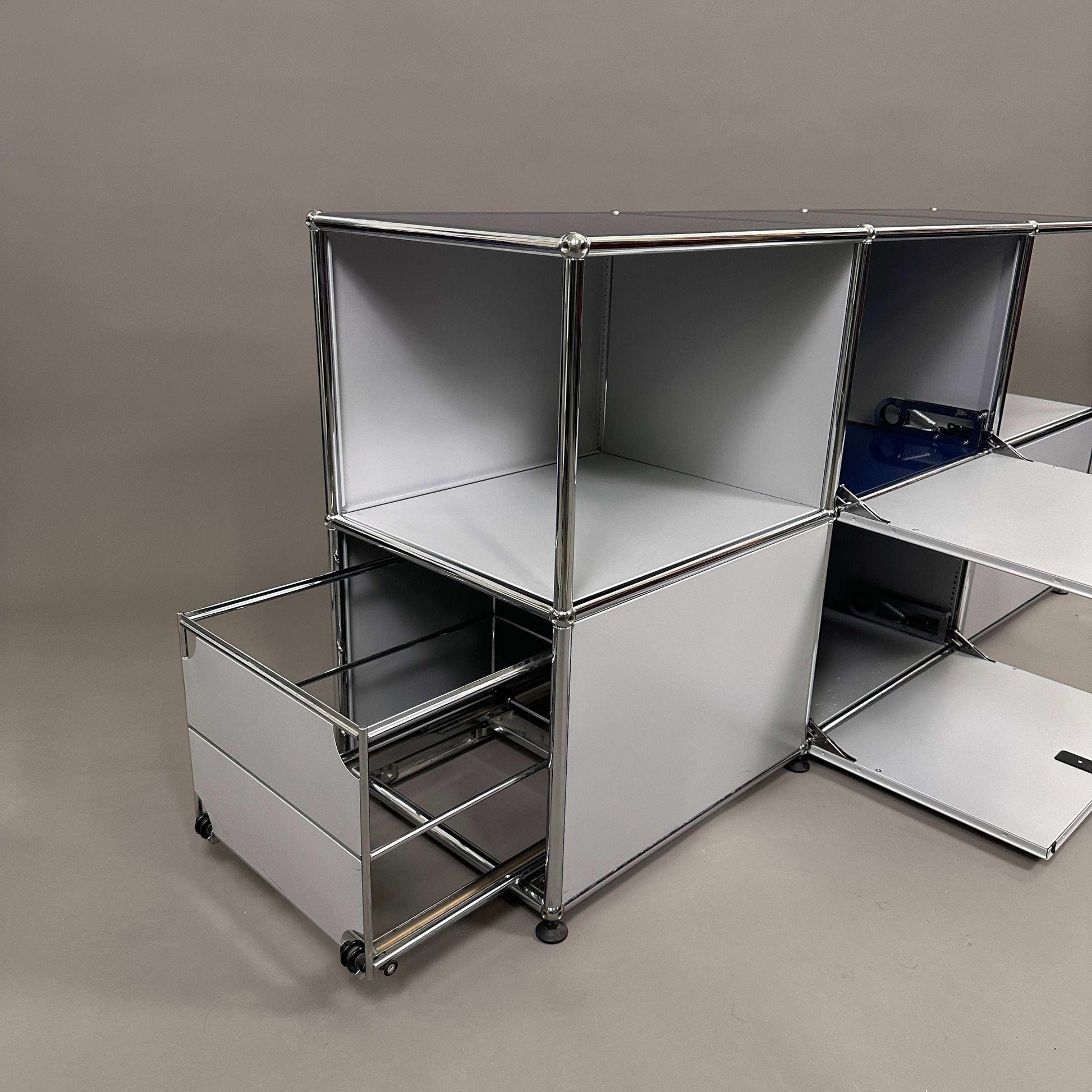 USM Haller Sideboard 3x2 in Mattsilber und Stahlblau mit 2 Klappen und 2 ausziehbaren Registern, 75x153x38 cm