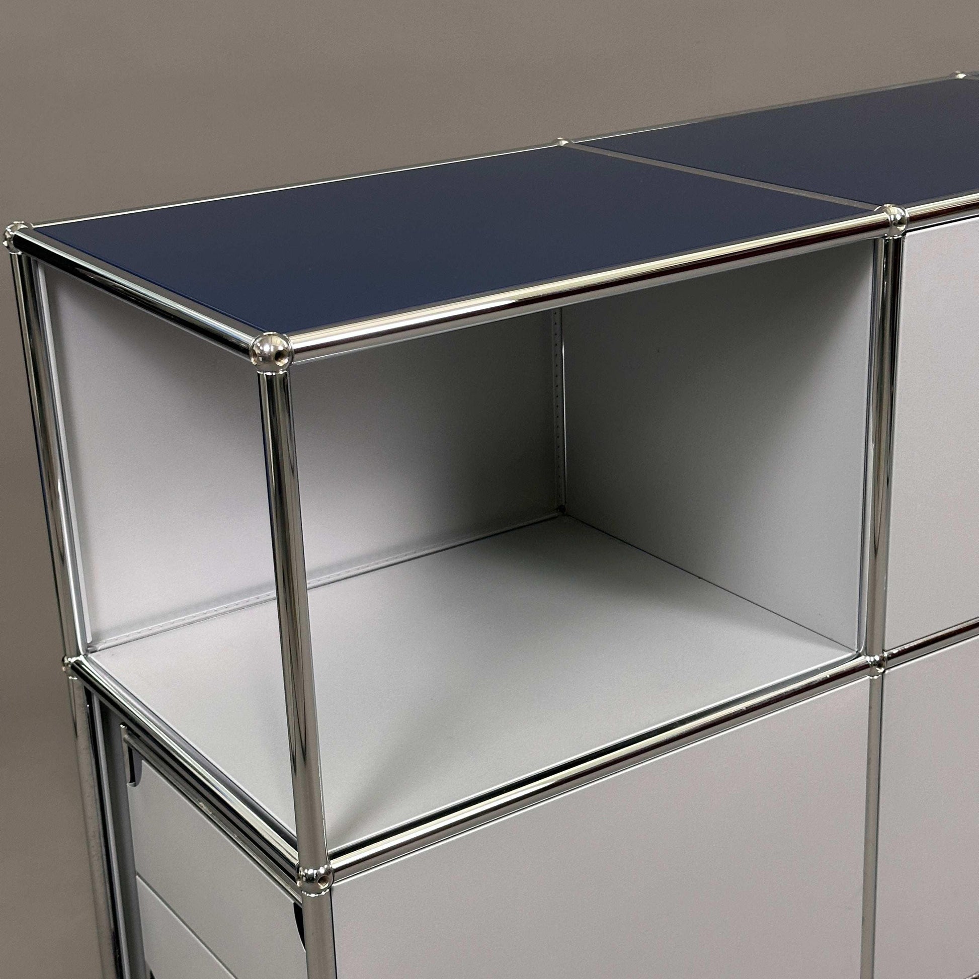 USM Haller Sideboard 3x2 mit mattsilbernen und stahlblauen Flächen sowie seitlichen ausziehbaren Registern