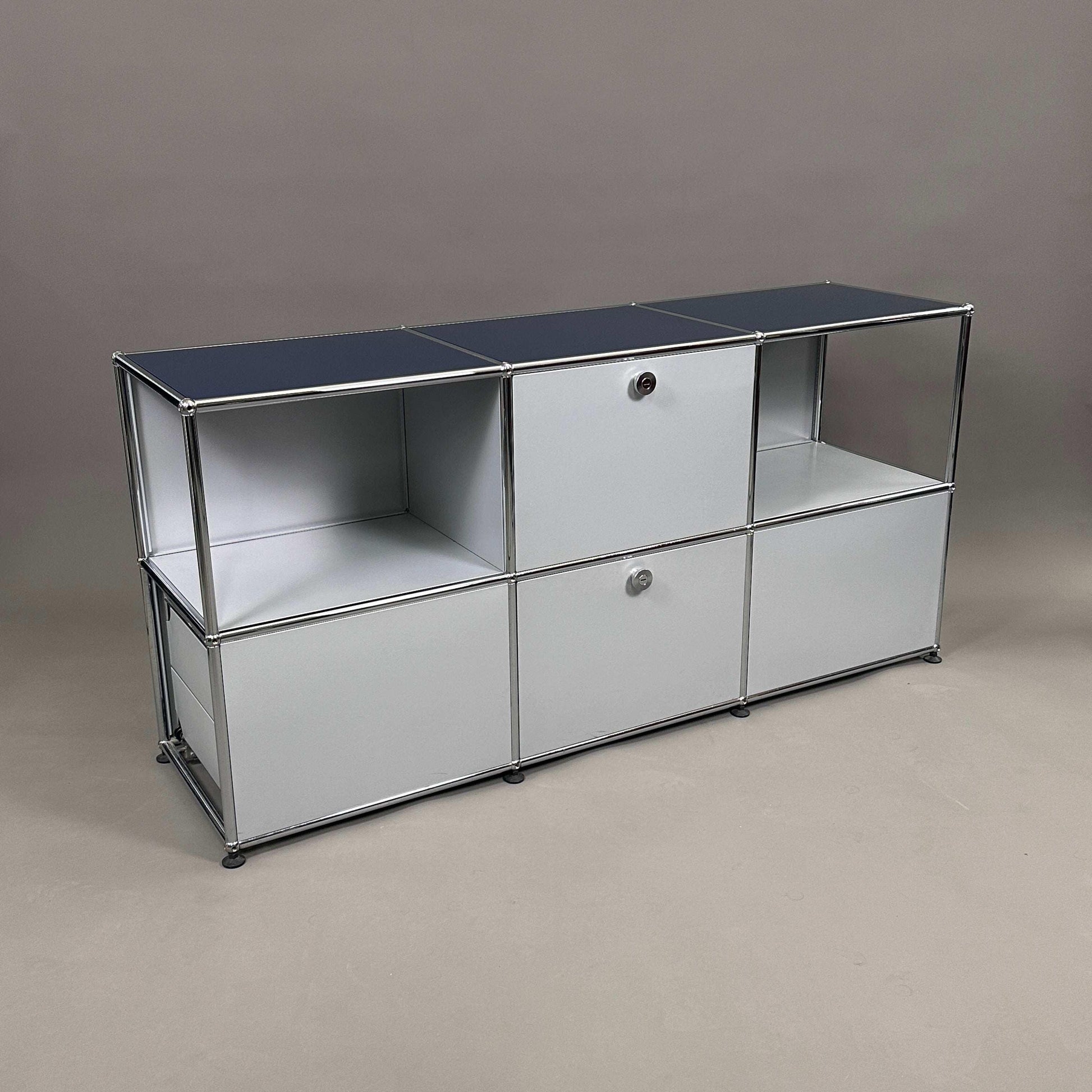 USM Haller Sideboard 3x2 in Mattsilber und Stahlblau mit 2 Klappen und 2 ausziehbaren Registern, 75x153x38 cm