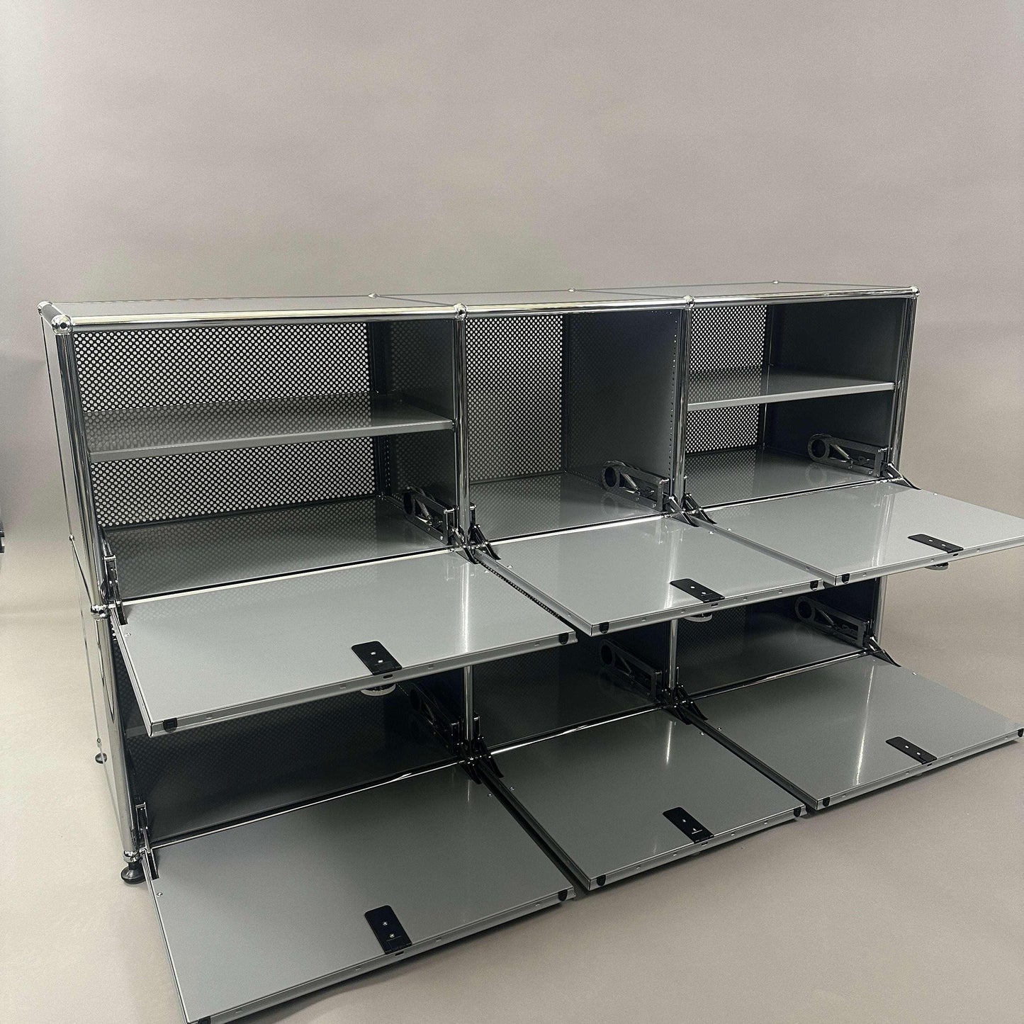 USM Haller Sideboard 3x2 mittelgrau mit 6 Klappen und gelochter Rückwand, 142x74x78 cm, mit Zwischentablaren