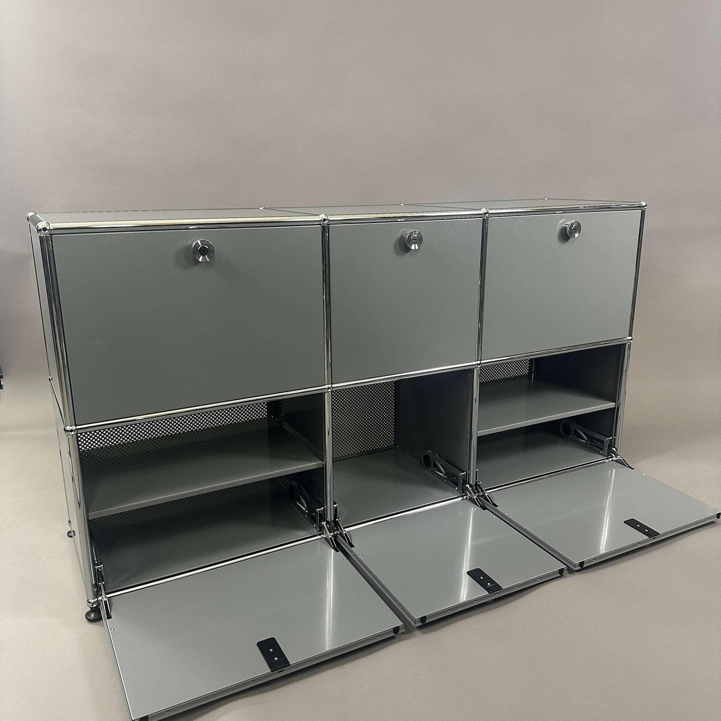 USM Haller Sideboard 3x2 mittelgrau mit sechs Klappen und gelochter Rückwand, Maße 142x74x78 cm