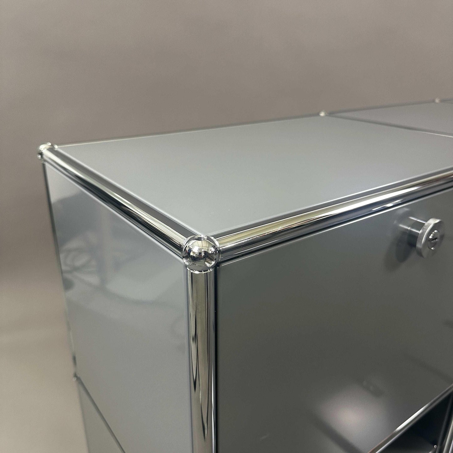 USM Haller Sideboard 3x2 mittelgrau mit sechs Klappen und gelochter Rückwand in modernem Design