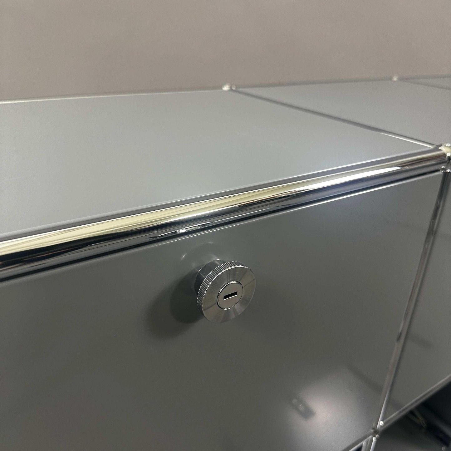 USM Haller Sideboard 3x2 mittelgrau mit sechs Klappen und gelochter Rückwand, Maße 142x74x78 cm