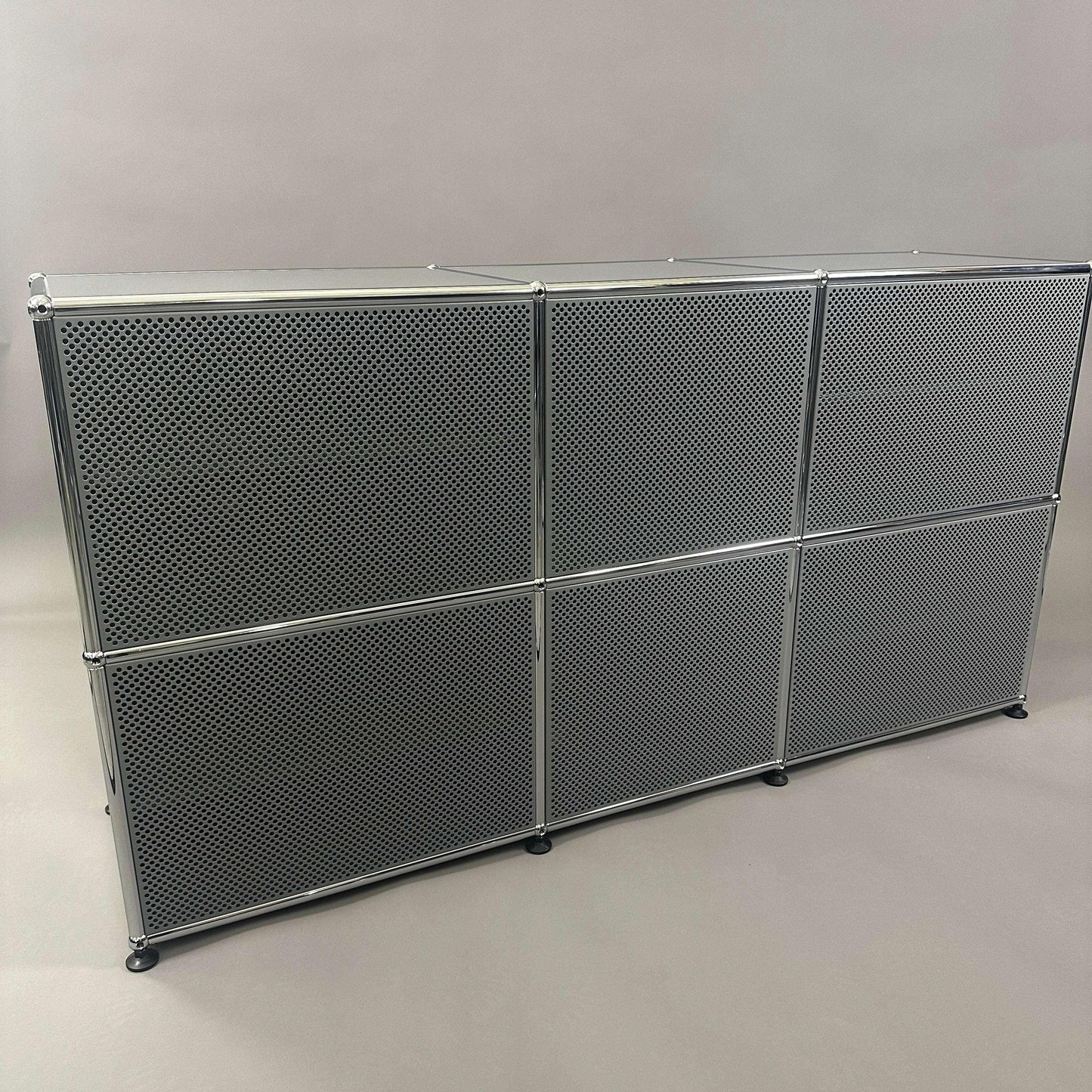 USM Haller Sideboard 3x2 mit 6 mittelgrauen Klappen und gelochter Rückwand, 142x74x78 cm